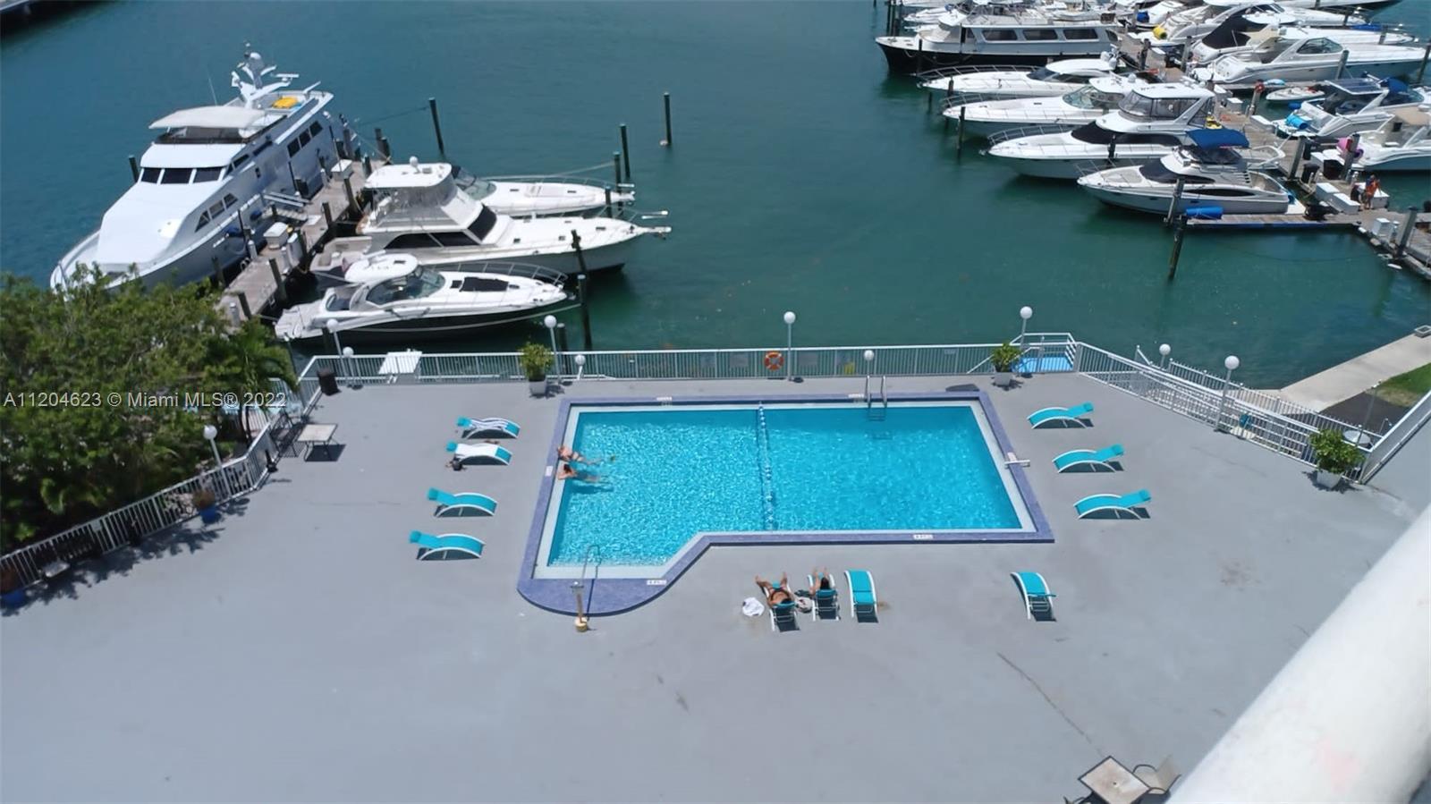 Nice studio with an incredible view of the water and the city, if you have a boat, you can rent your space, in addition to having a marina a few meters away! Located five minutes from the beaches of Miami Beach, and two minutes from US1. If you like water sports or jet skiing, you can rent it in the same building!!! This sounds incredible!!A NEW AIR CONDITIONING WILL BE PUT
  Steps from waterfront restaurants like the Benihana and Shuckers Waterfront Bar & Grill. If you don't want to use your car, don't worry, a few steps away you have buses that take you wherever you want. You can walk to do your shopping!!! Do not lose this opportunity!!!!!