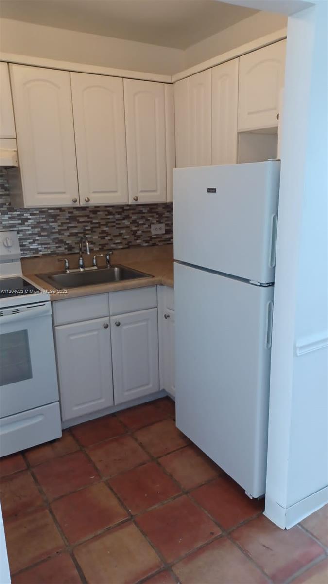BAYSHORE YACHT & TENNIS C - Residential Lease