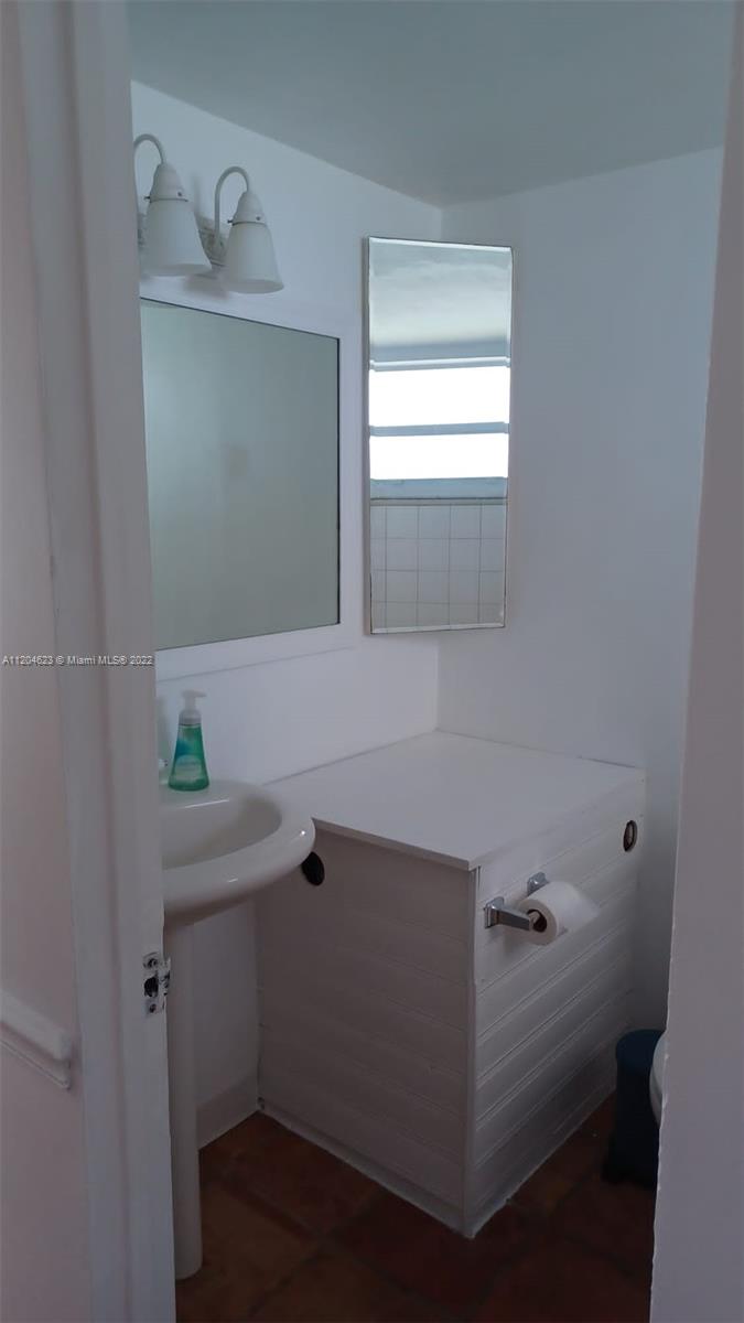 BAYSHORE YACHT & TENNIS C - Residential Lease