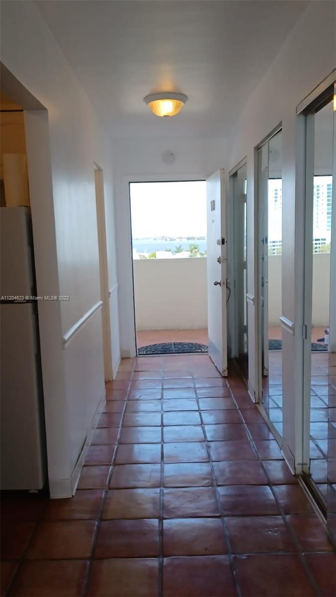 BAYSHORE YACHT & TENNIS C - Residential Lease