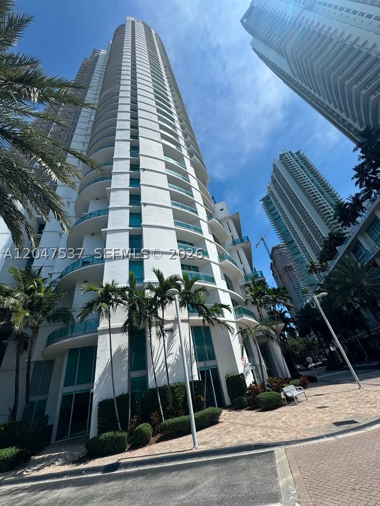 Beautifully remodeled 2-bedroom, 2-bath residence offering the perfect blend of urban convenience and neighborhood charm along the scenic Miami River. Ideally located just steps from Brickell City Centre with direct access to I-95, this spacious home features a separate dining area, two private balconies, and floor-to-ceiling windows that fill the space with natural light while showcasing stunning skyline and river views.
Situated within a gated waterfront community, residents enjoy an exceptional lifestyle with on-site retail and dining, a dog park, and a picturesque riverwalk. Community events, including weekly poolside yoga, add to the welcoming atmosphere. Resort-style amenities include a riverfront pool deck, state-of-the-art fitness center, sauna, racquetball court, Peloton and yoga studios, a children's playroom, and full-service valet parking.
A rare opportunity to enjoy luxury living at an exceptional value in the heart of Miami.