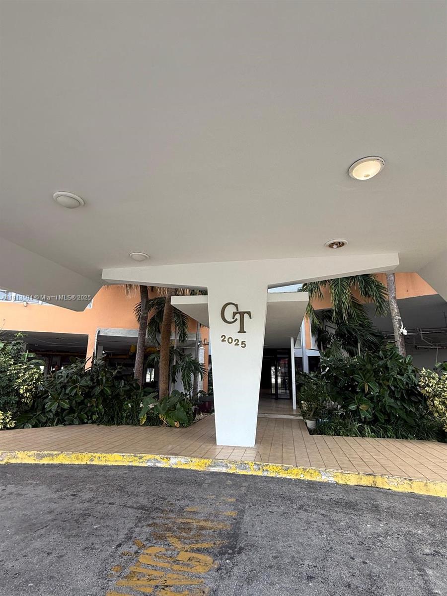 Don't miss it, Location, , a lot of potential , Very nice one bedroom and one and a half bath, looking lake 
excellent fr living or an investor for future vision