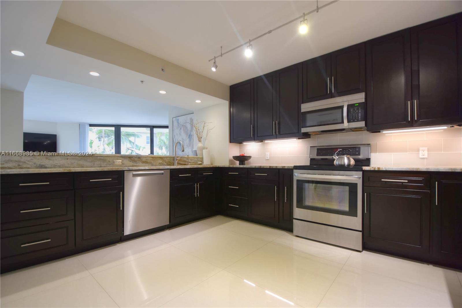 TOWNHOUSES OF HIGHLAND BE - Residential Lease