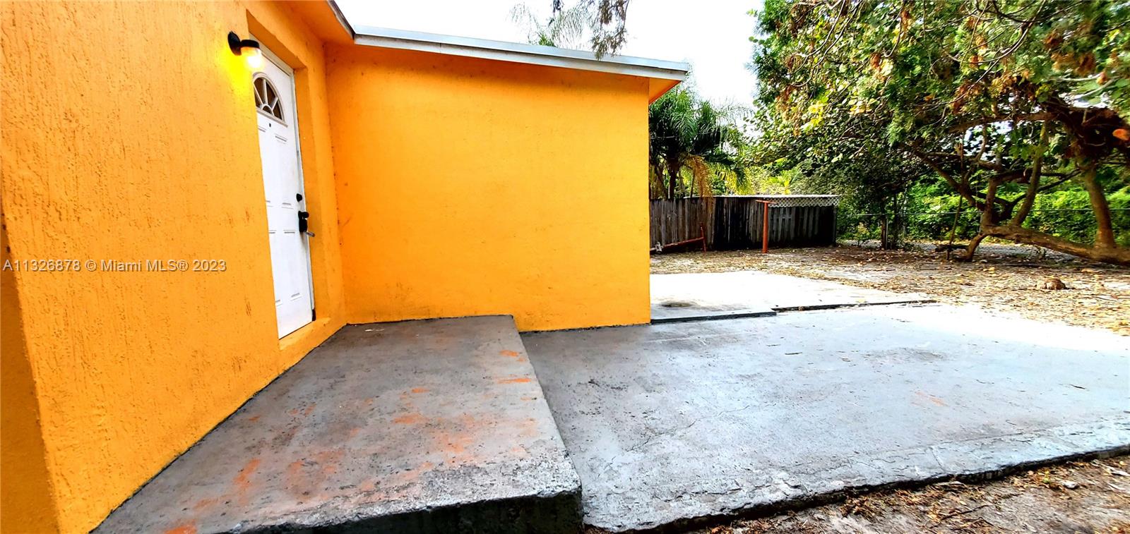 Claim this cozy place to call home. This home is 3 bedrooms and 1 bath. huge backyard to store a boat or for the kids to play! Easy to show. Call today!