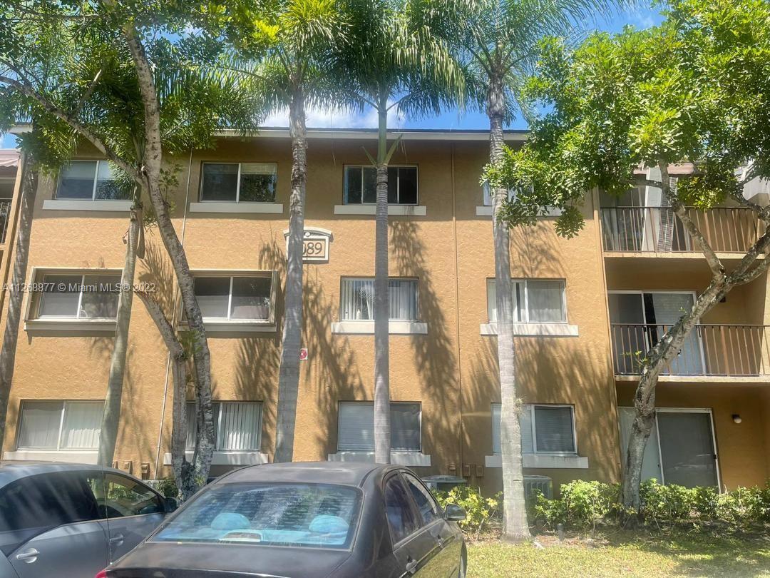 Spacious and remodeled unit located in a St Andrews Condo. SS Appliances. Vinyl floors. Beautiful garden view. First floor, quiet neigborhood. Community pool, fitness room, tennis court and more. Washer and dryer inside the unit. Easy to show.
