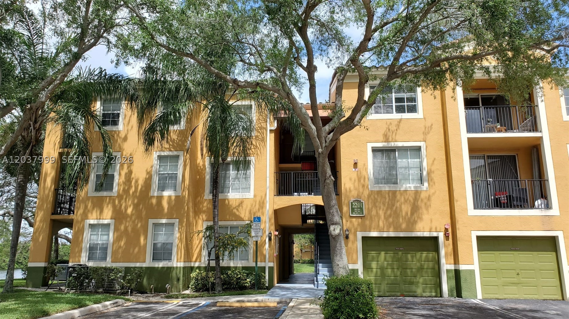 BEAUTIFUL 1/1 FIRST FLOOR CONDO LOCATED AT THE RESIDENCES AT MIRAMAR. TILE THROUGHOUT, LARGE
PRIMARY BEDROOM WITH WALK IN CLOSET, AMPLE DINING AND LIVING AREA WITH AMAZING LAKE VIEWS!
WASHER AND DRYER INSIDE THE UNIT! LOVELY OPEN BALCONY WITH BREATHTAKING WATER VIEWS. CORNER
UNIT!! WONDERFUL GATED COMMUNITY WITH POOL, EXERCISE ROOM, SAUNA AND MORE! EXCELLENT
LOCATION, CLOSE TO TURNPIKE, I 75 BLOCKS TO PEMBROKE GARDENS, PEMBROKE MALL, RESTAURANTS,
BANKS, AND MORE! EASY TO SHOW.
