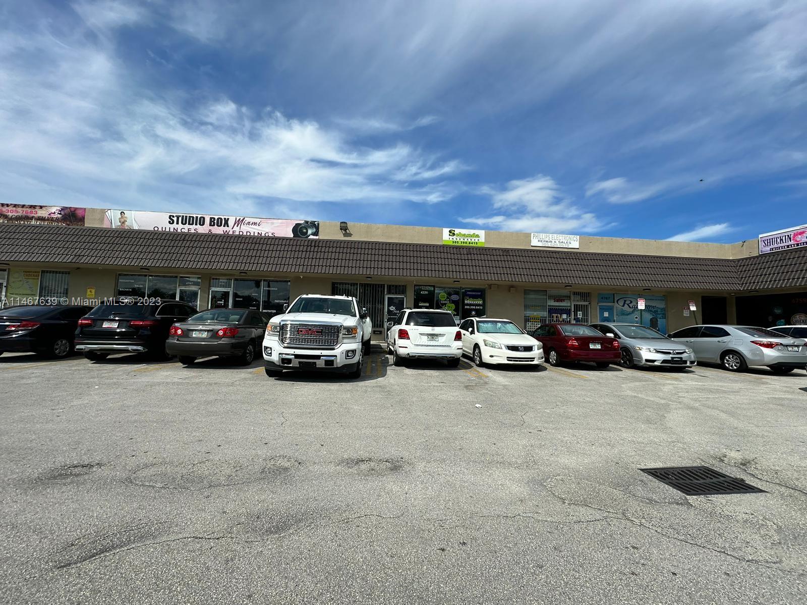 Great Space for rent in Commercial Plaza near Palmetto. Busy Strip Center. Aprox 750 sqft. Perfect for office space, storage small business and more. Easy access to Highways, restaurantes, supermarkets and more . Schedule a showing TODAY!
