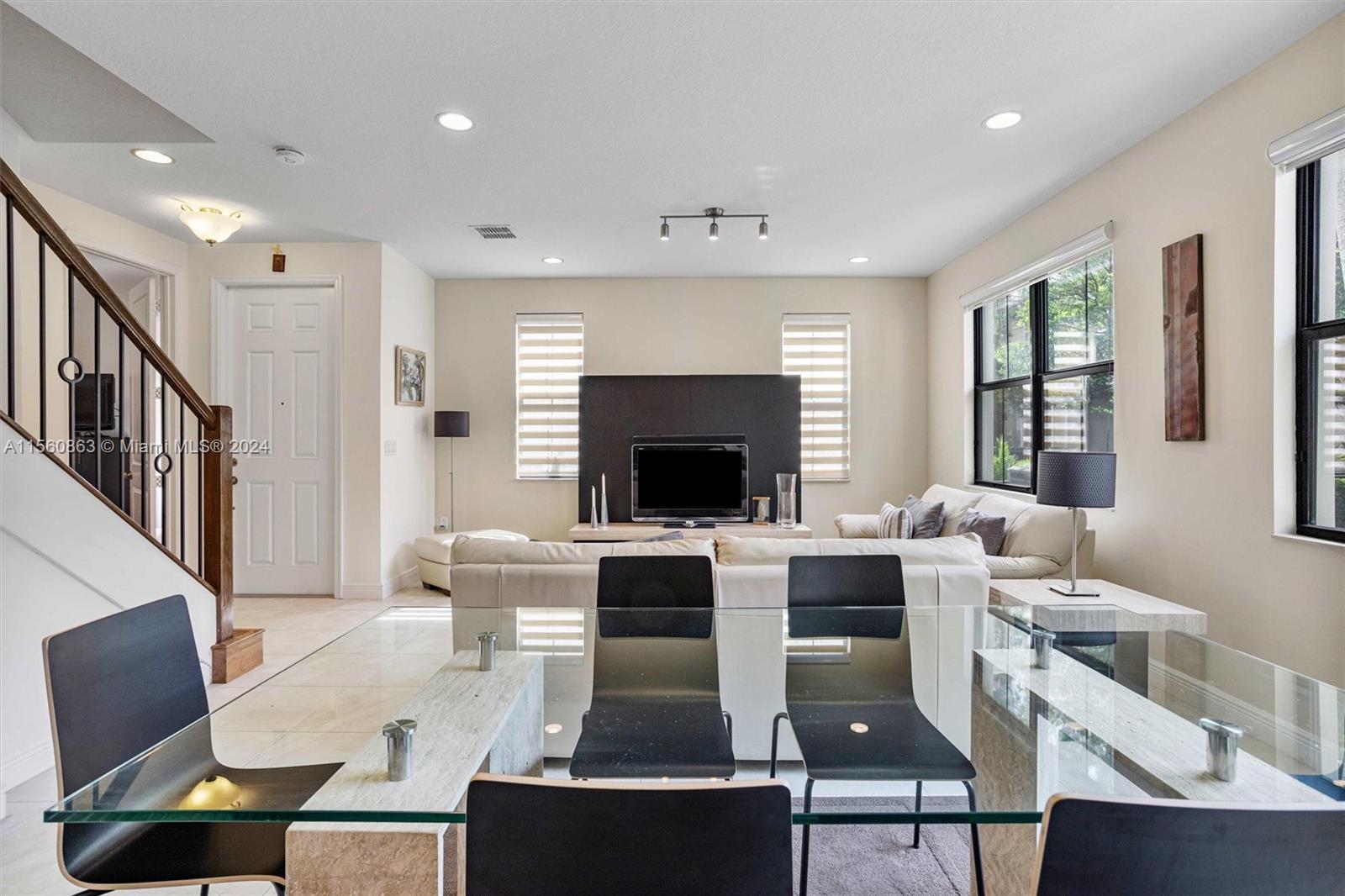 SAWGRASS LAKES - Residential