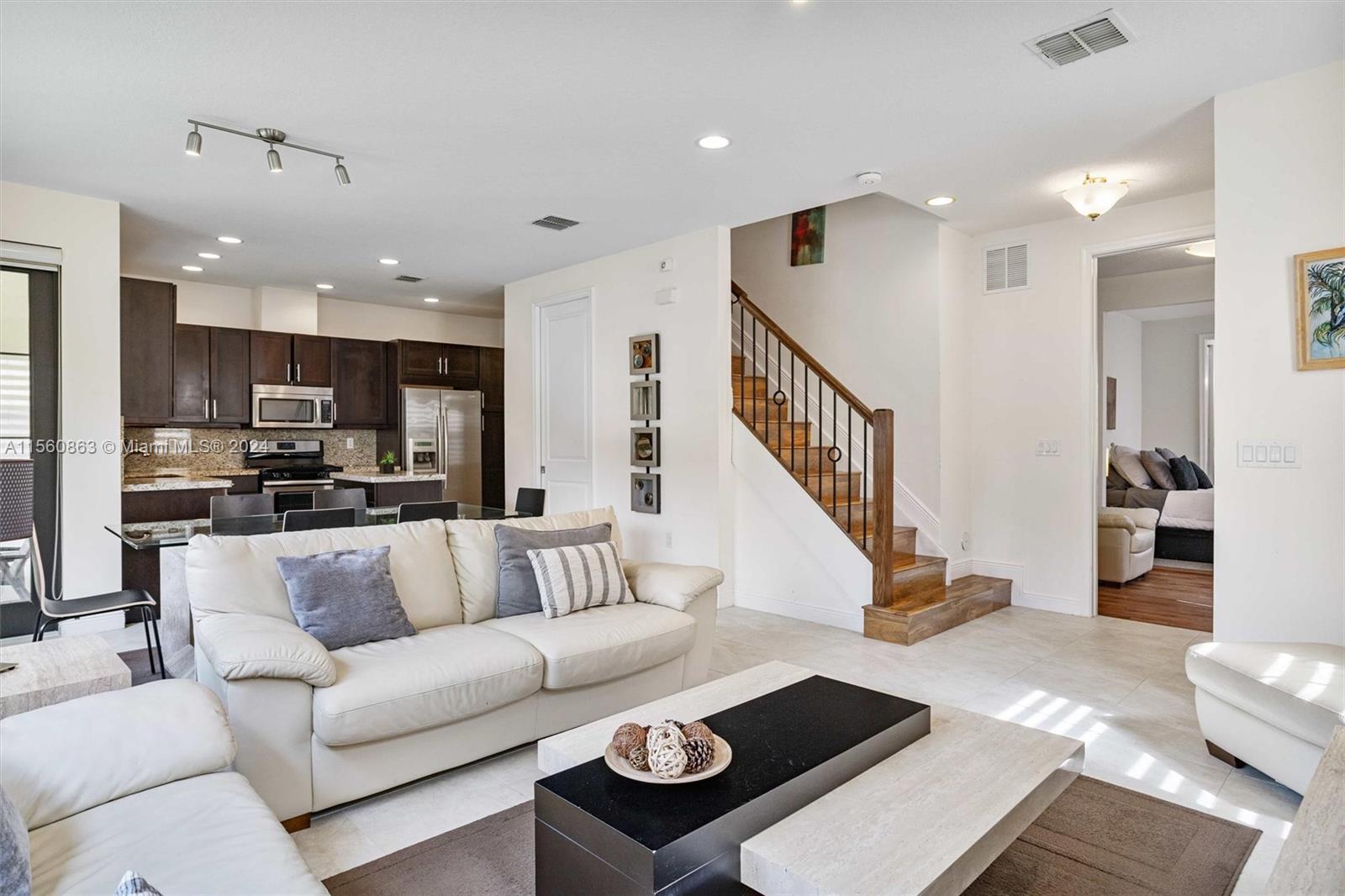 SAWGRASS LAKES - Residential