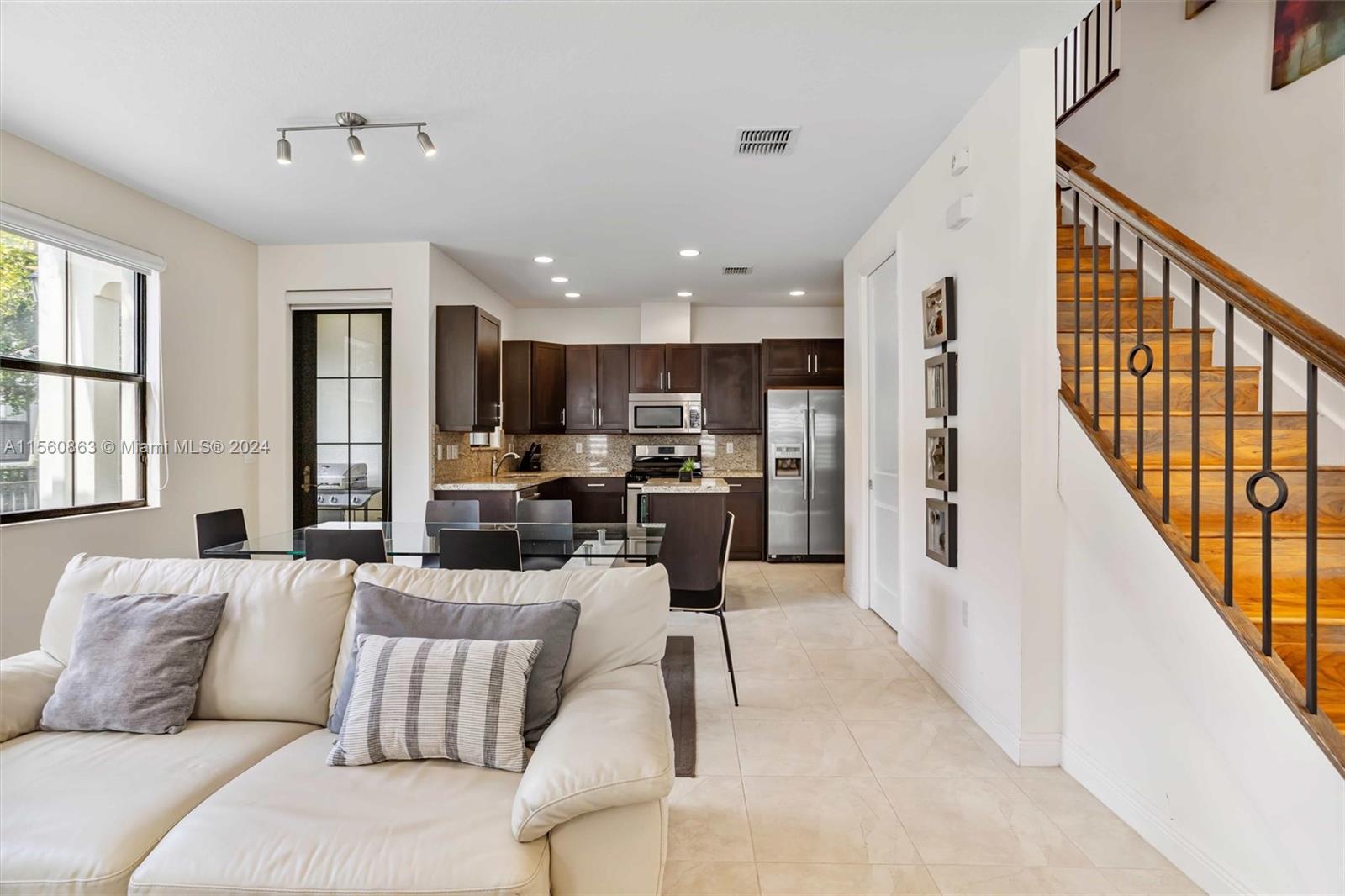 SAWGRASS LAKES - Residential