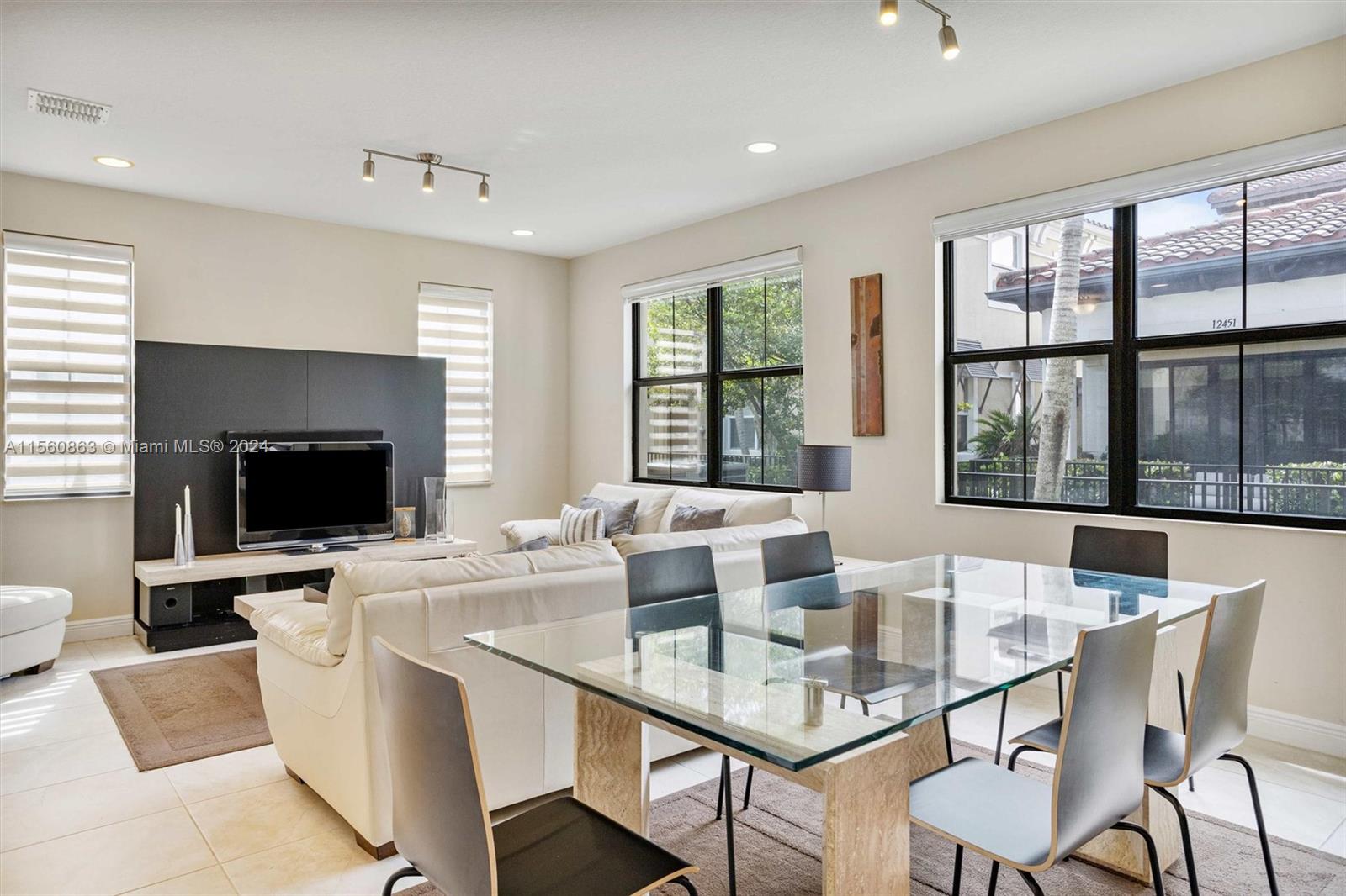 SAWGRASS LAKES - Residential