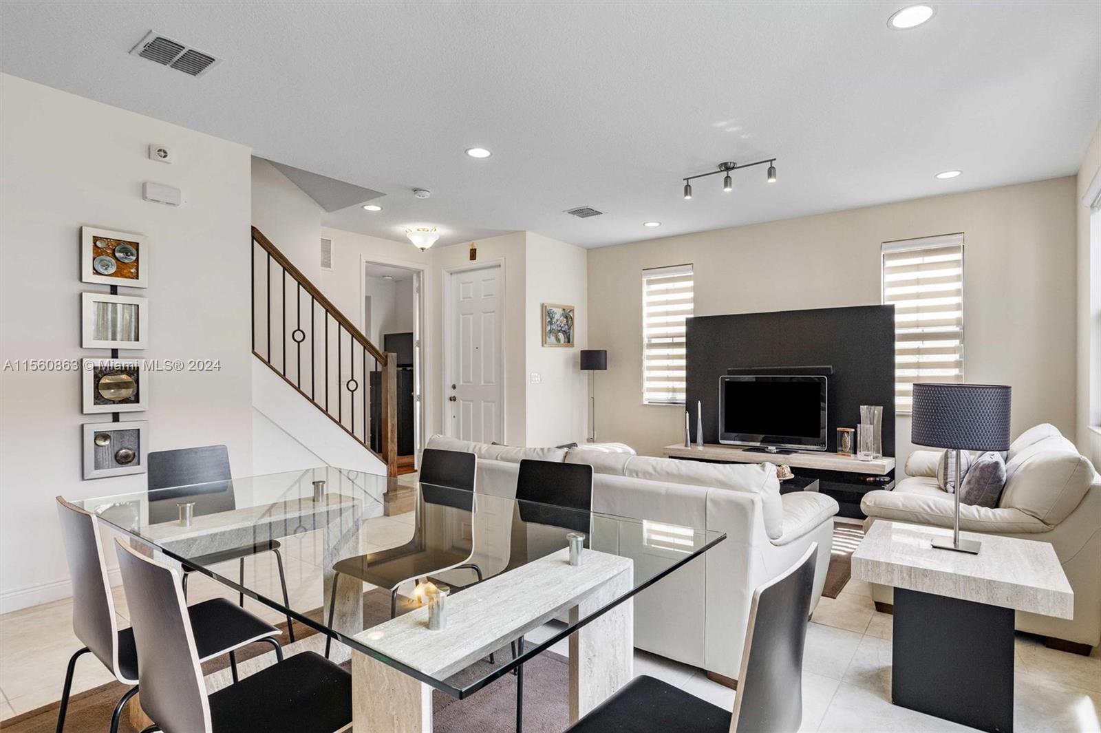 SAWGRASS LAKES - Residential