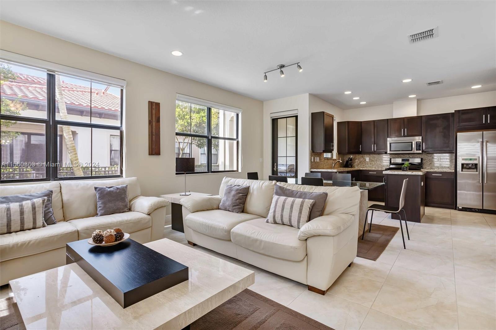 SAWGRASS LAKES - Residential