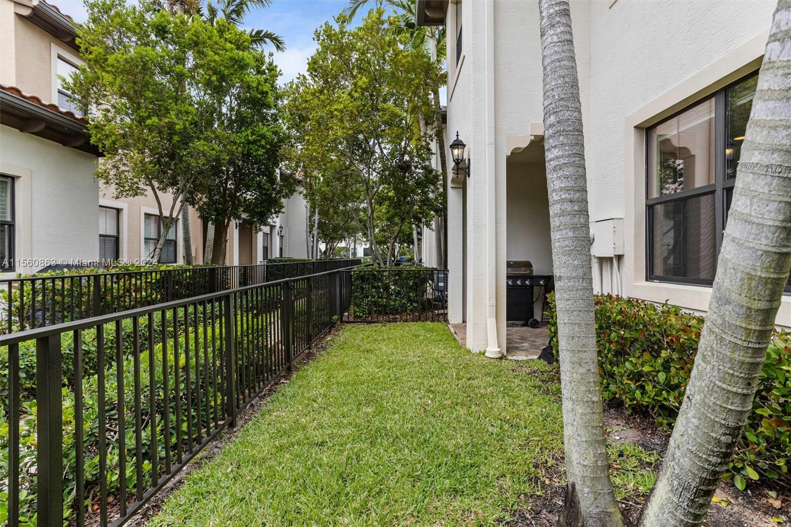 SAWGRASS LAKES - Residential