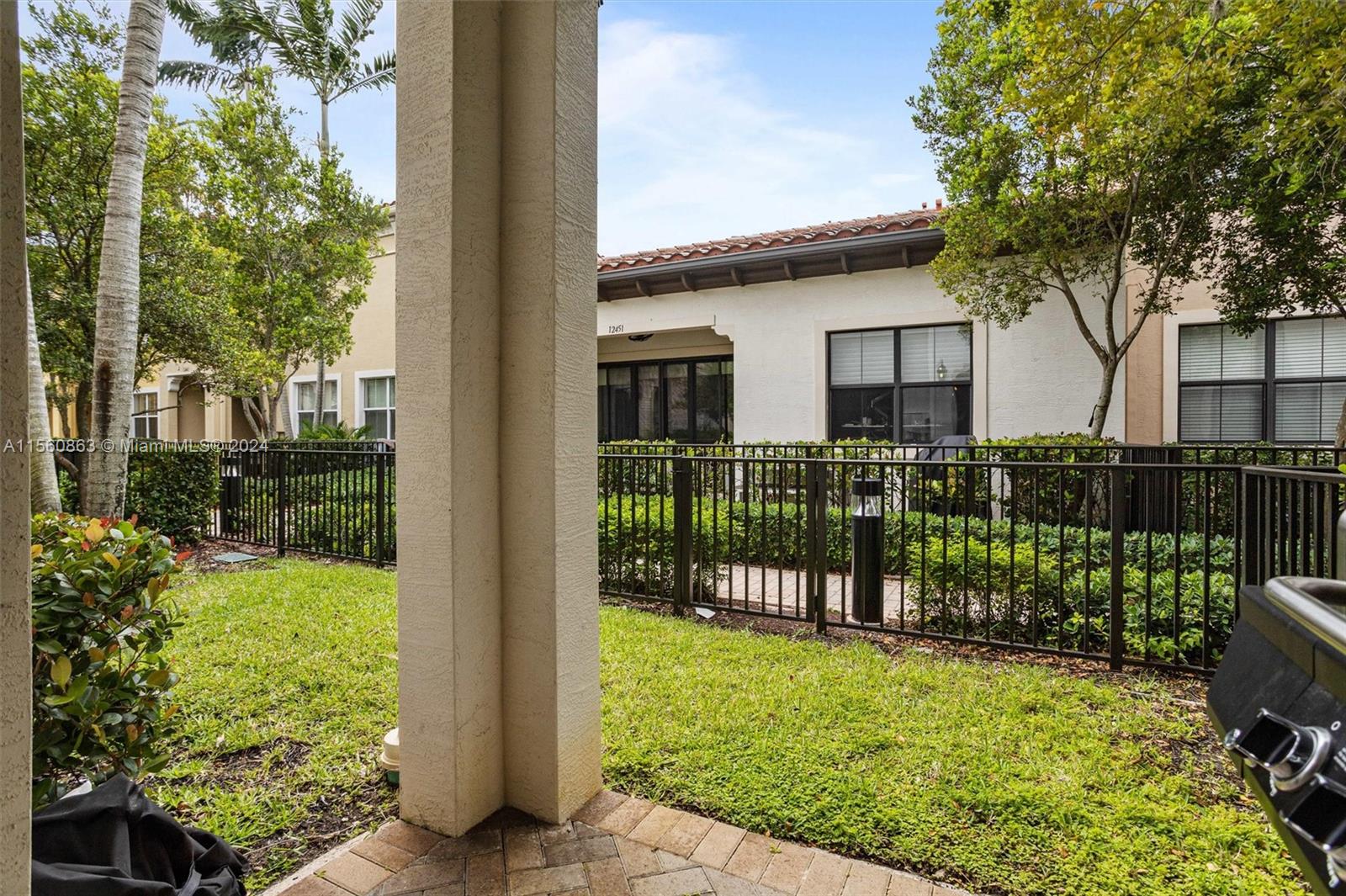 SAWGRASS LAKES - Residential