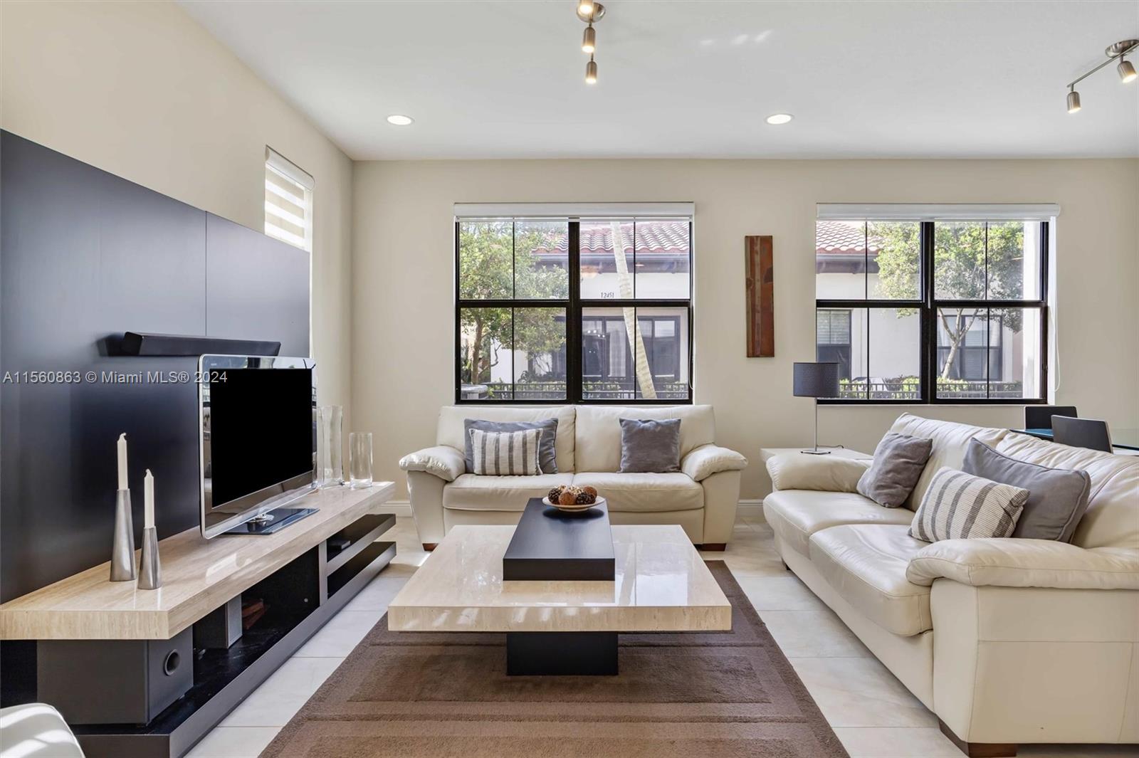 SAWGRASS LAKES - Residential