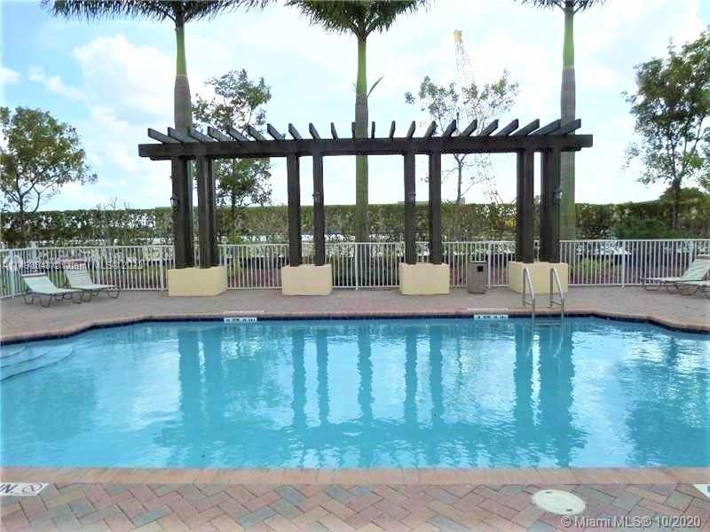 FONTAINBLEAU LAKES COURTY - Residential Lease