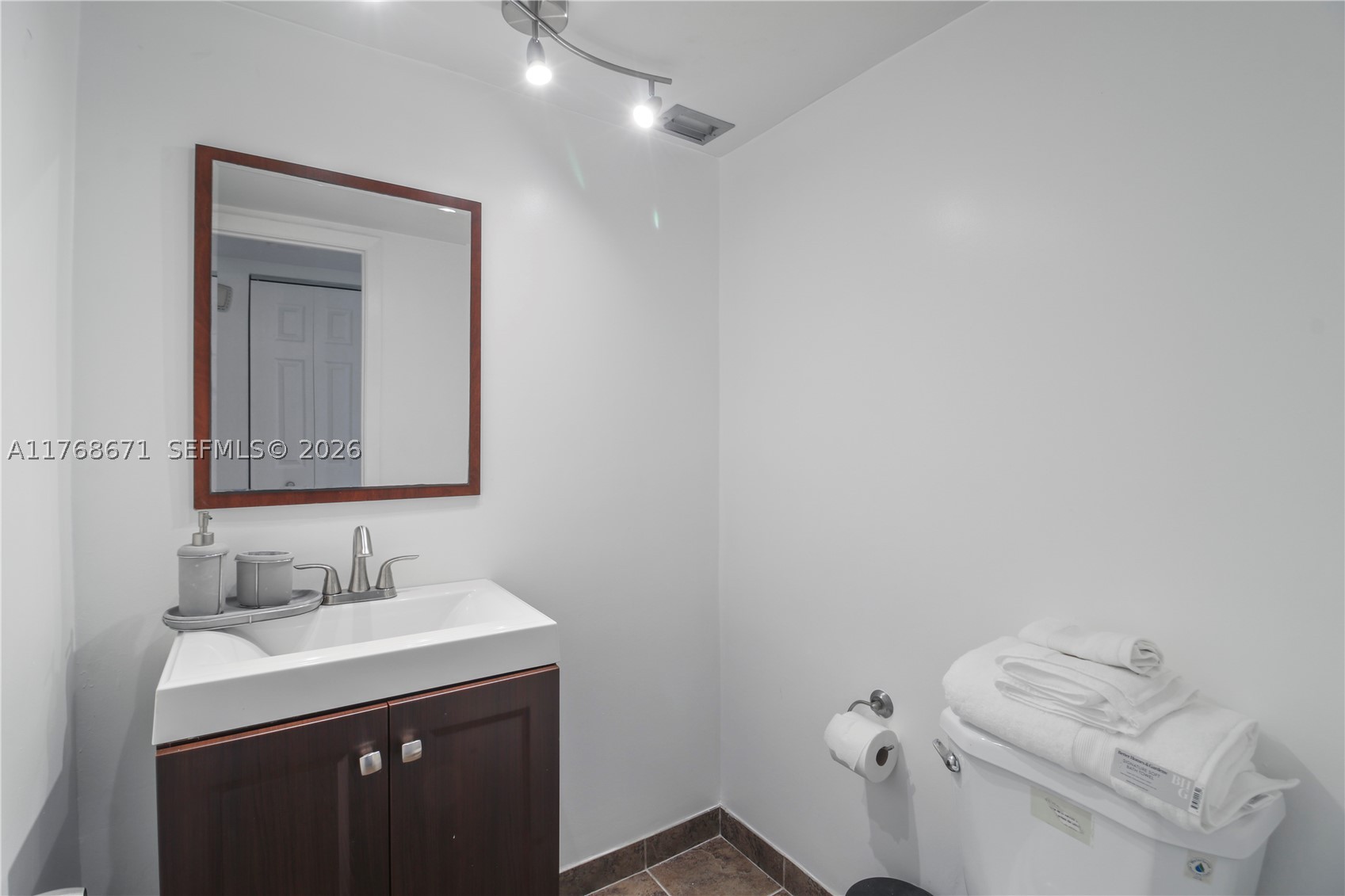 COMMODORE PLAZA CONDO - Residential
