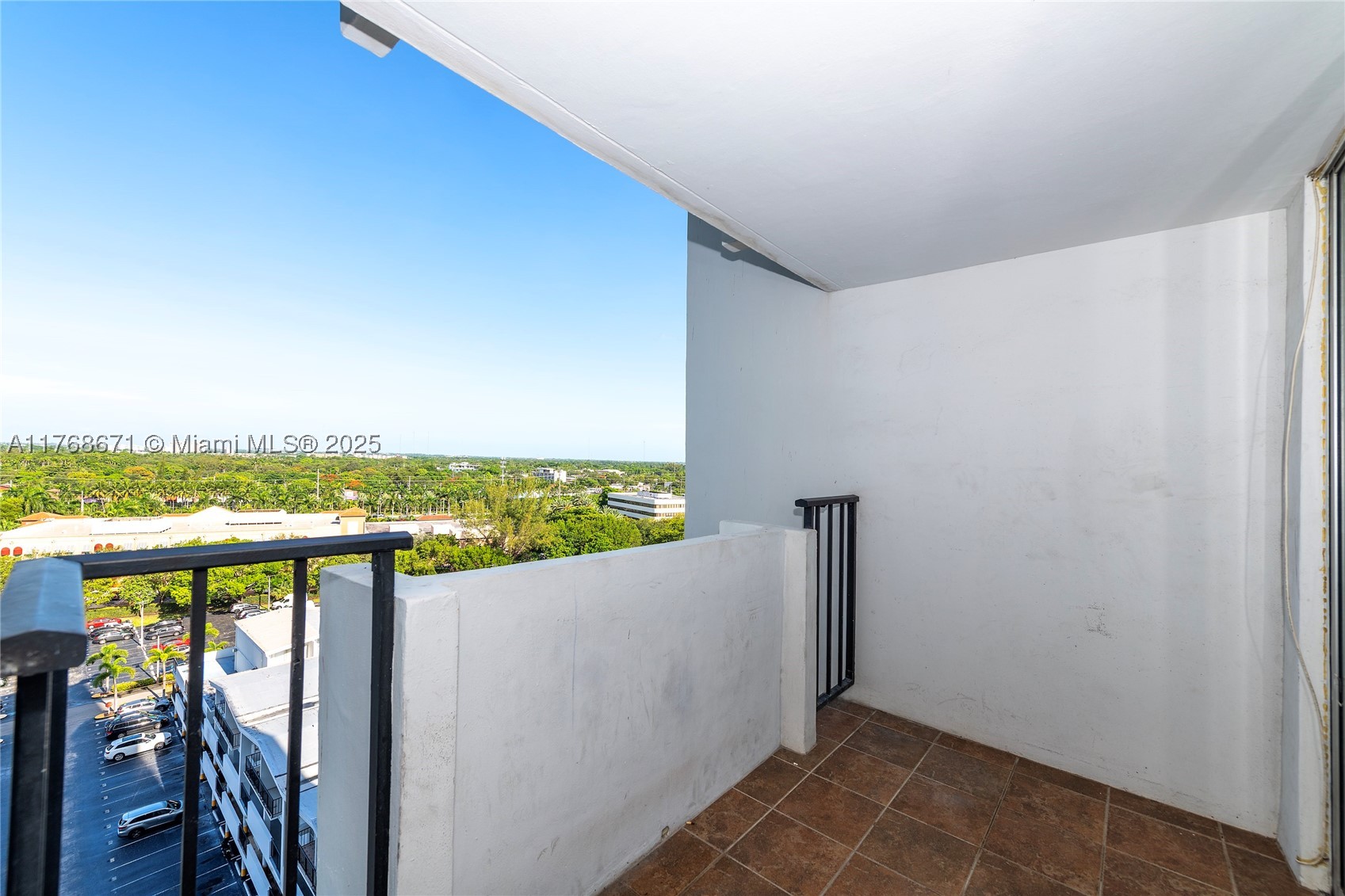 COMMODORE PLAZA CONDO - Residential