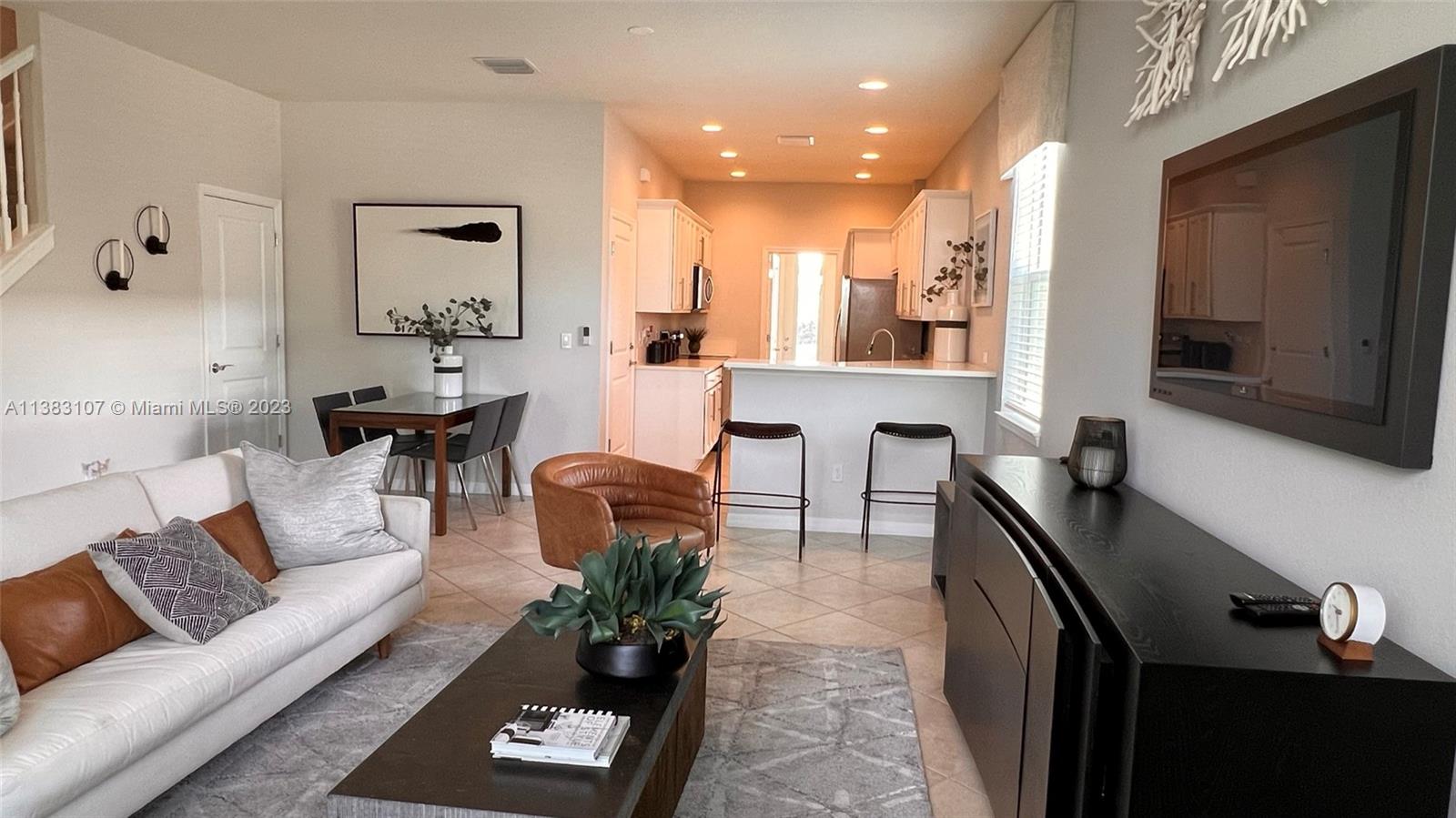 HILLCREST COUNTRY CLUB NO - Residential Lease