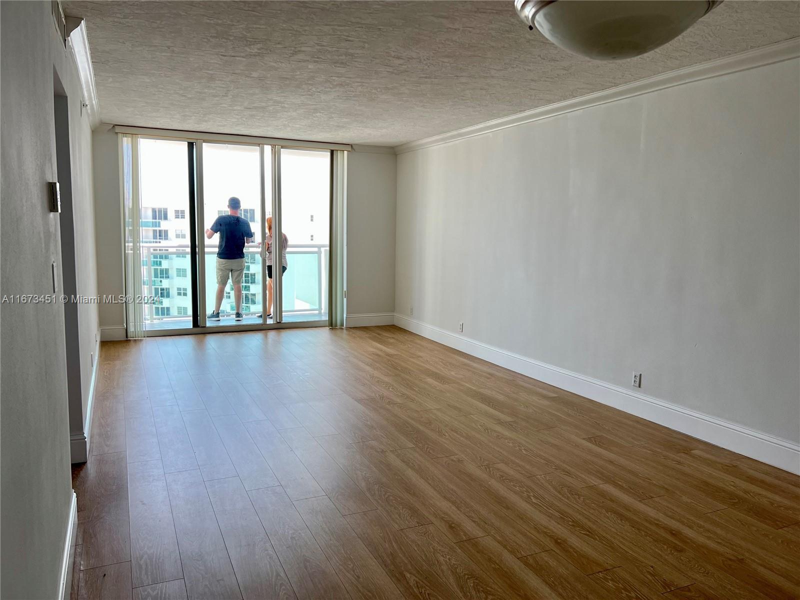 RESIDENCES ON HOLLYWOOD B - Residential Lease
