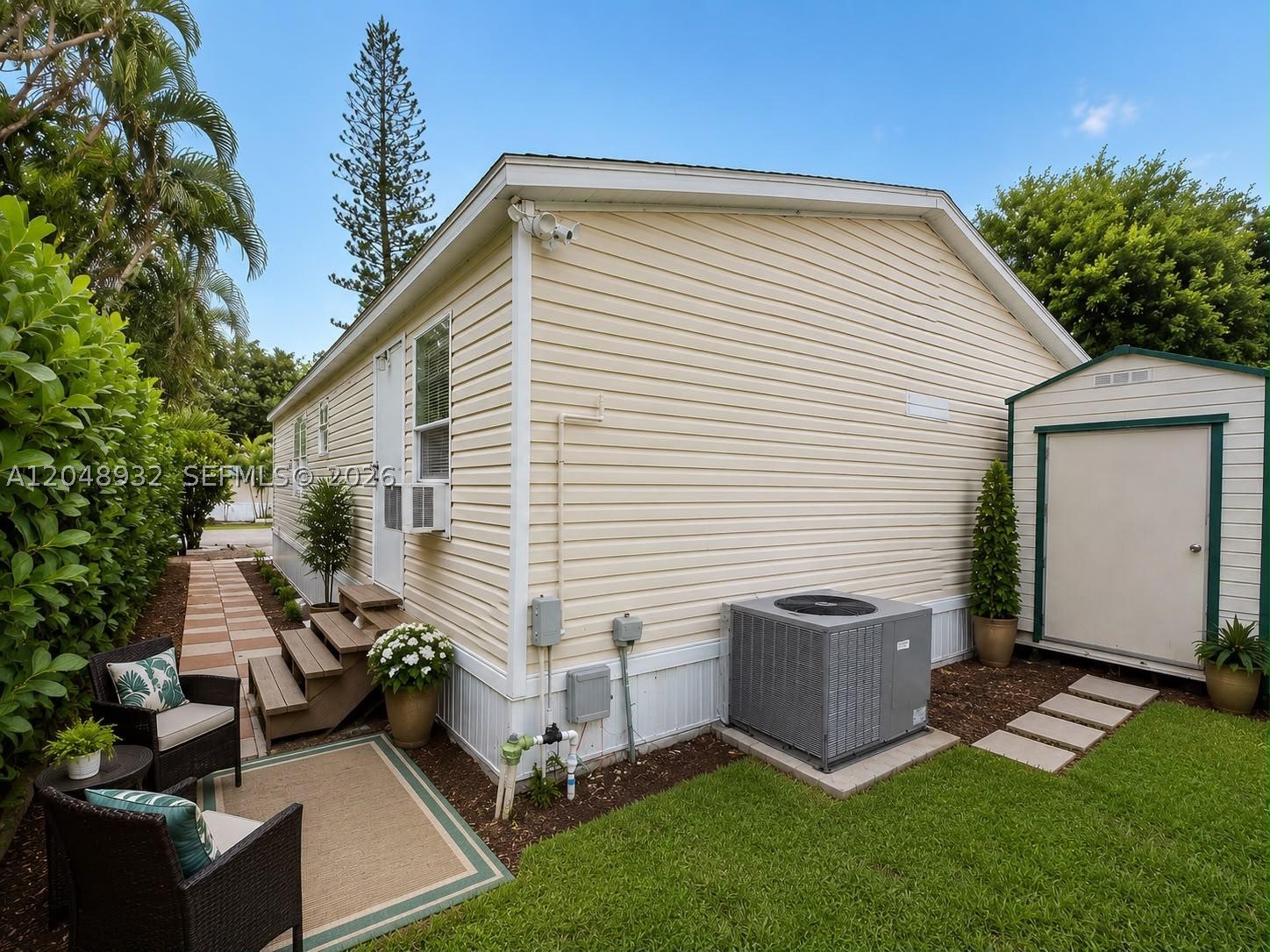 CONTRY LAKES MOBILE HOME - Residential