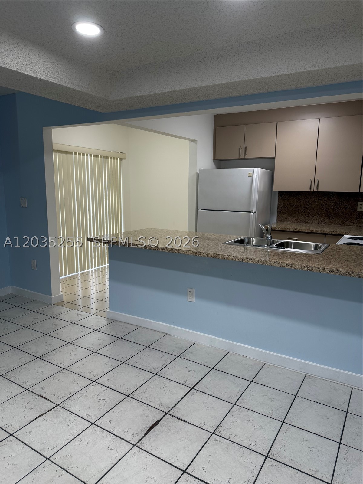 LES CHATEAUX AT INTL GARD - Residential Lease