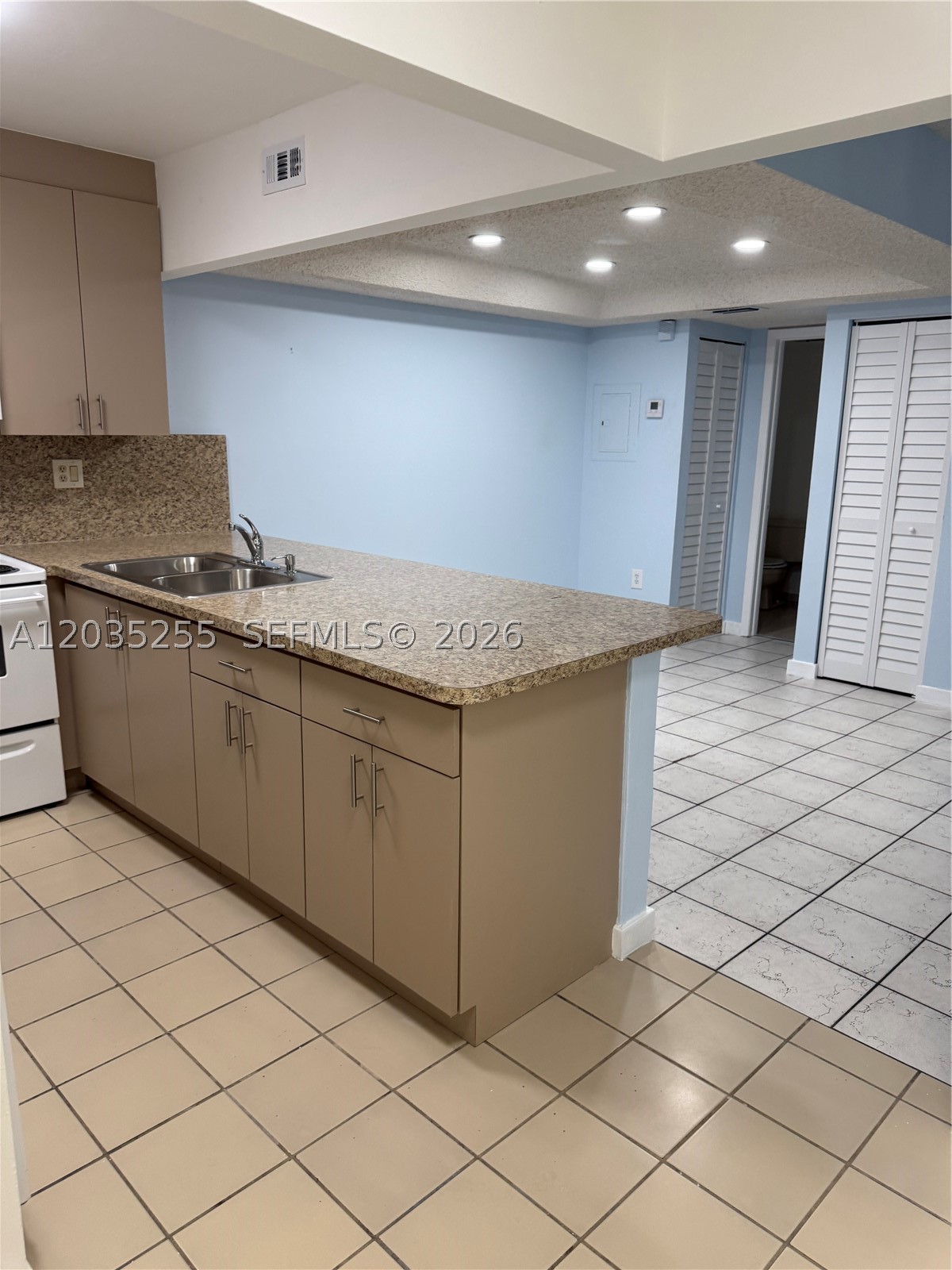 LES CHATEAUX AT INTL GARD - Residential Lease