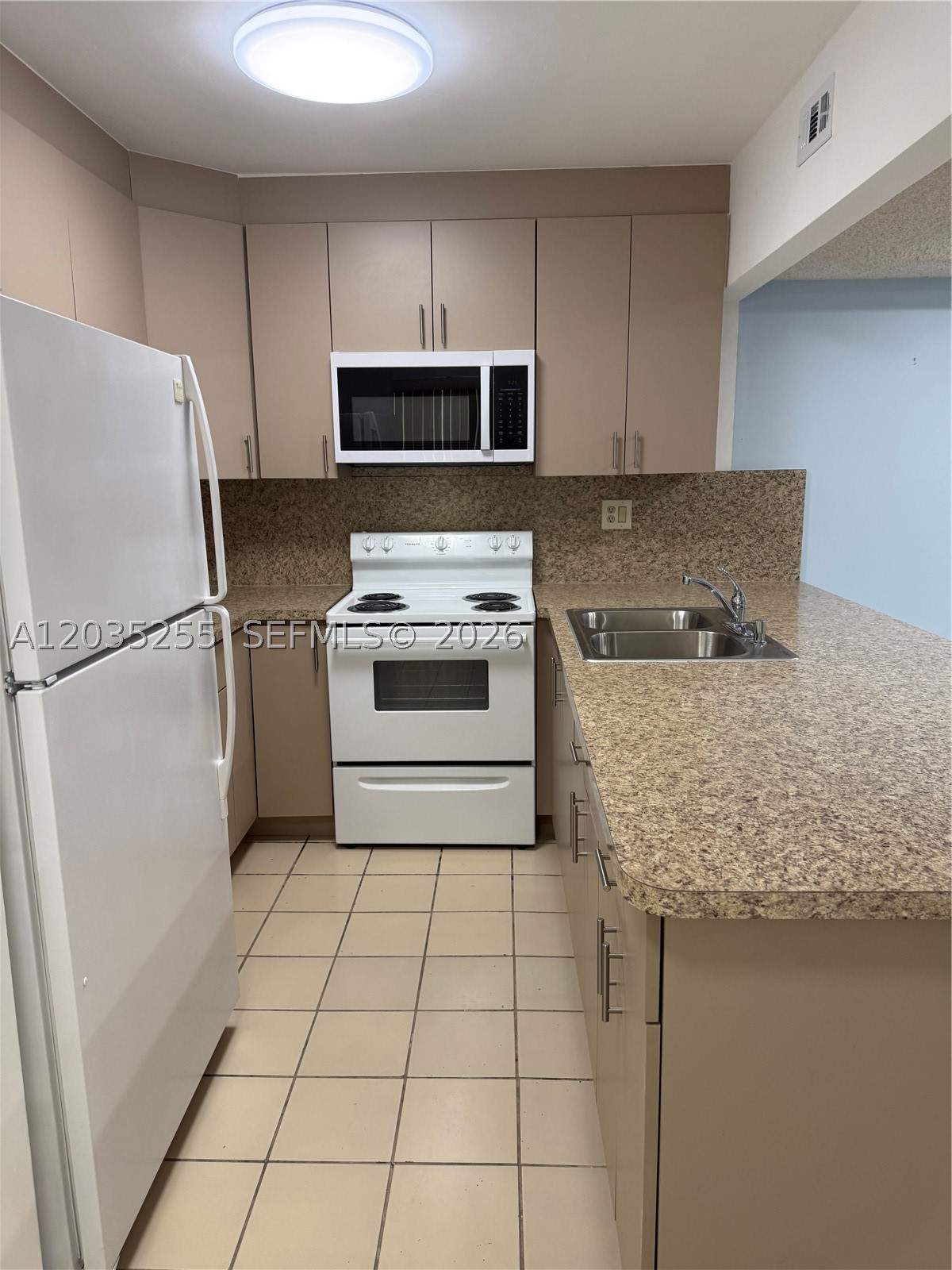LES CHATEAUX AT INTL GARD - Residential Lease