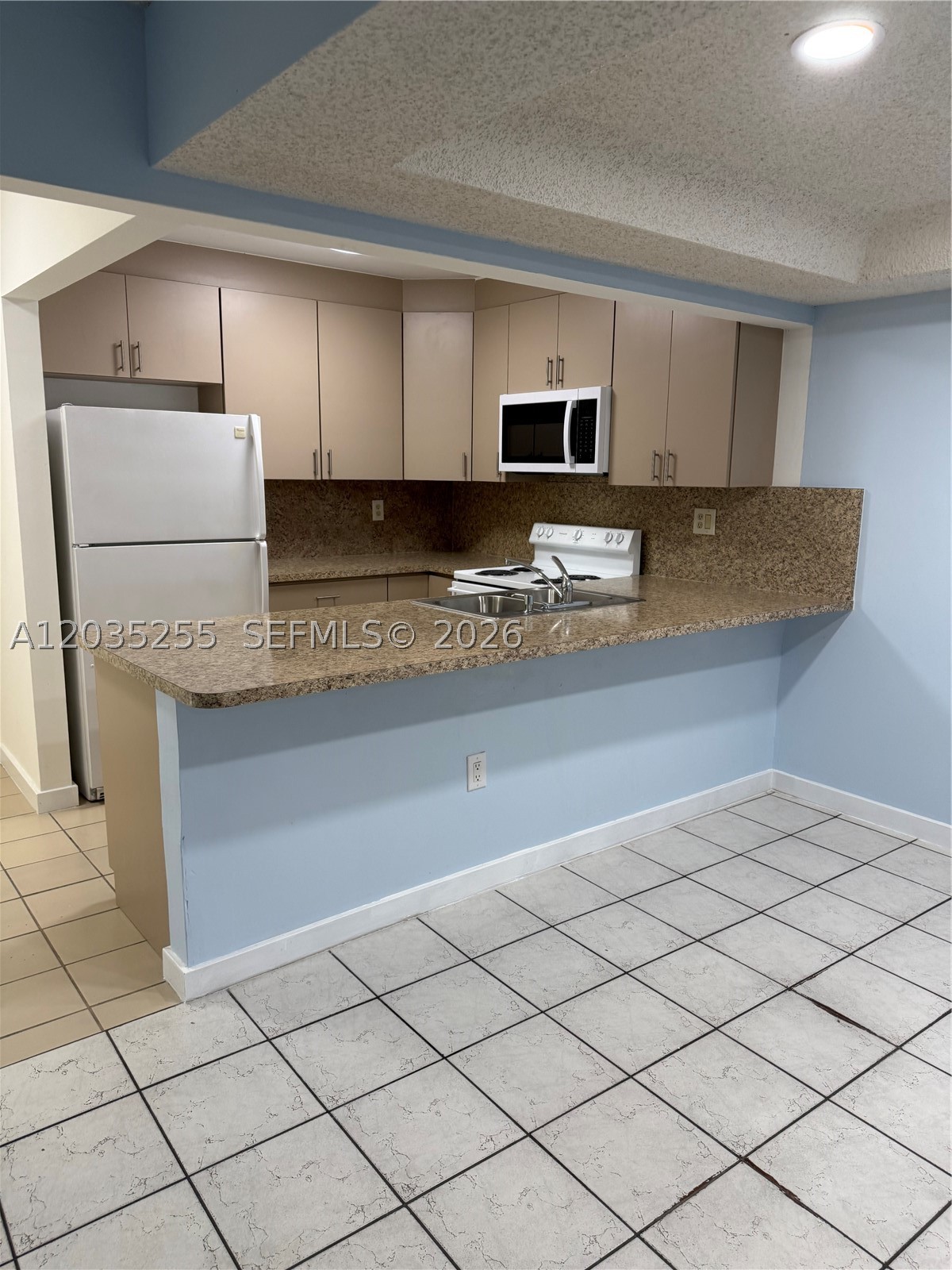 LES CHATEAUX AT INTL GARD - Residential Lease