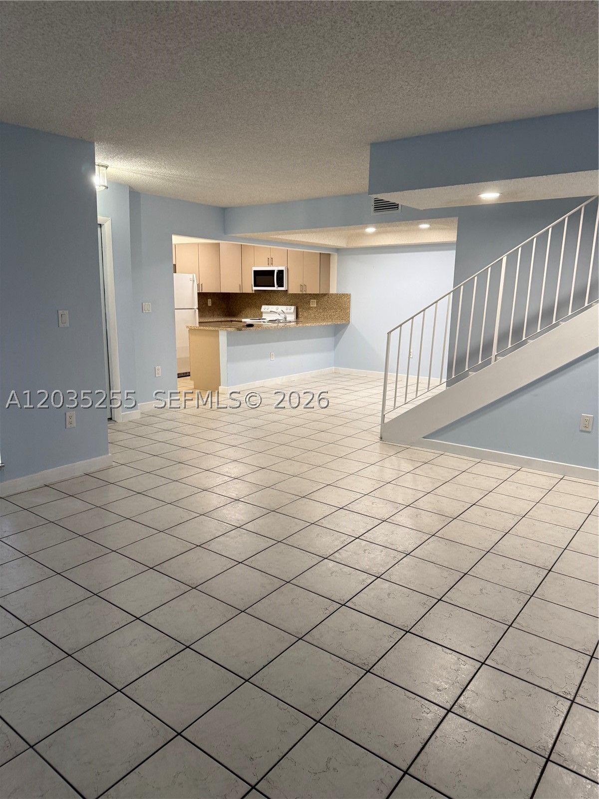 LES CHATEAUX AT INTL GARD - Residential Lease