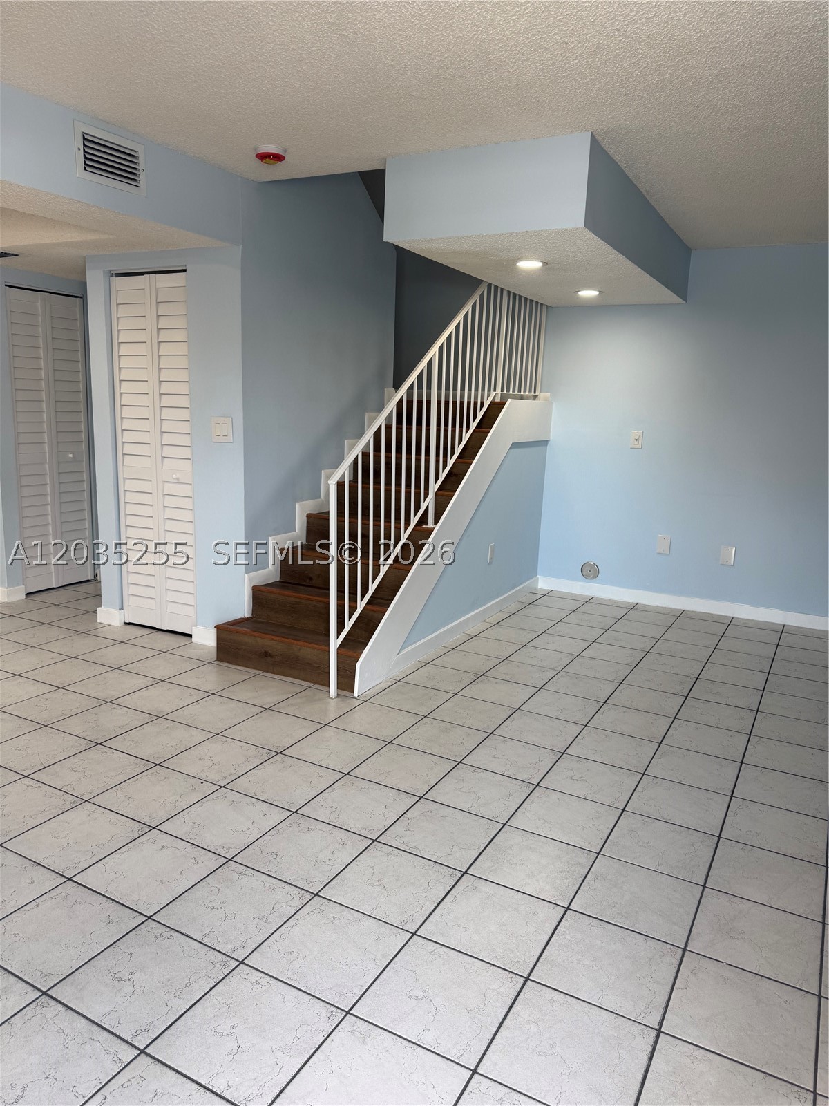 LES CHATEAUX AT INTL GARD - Residential Lease