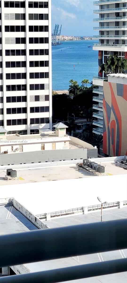 LOCATION! loft in Desirable building,  heart of Downtown, walking distance distance to  MDC, Bayside .Ride Metrobus to Brickell, Financial District, Midtown, and more. Amenities includes gym and swimming pool.
