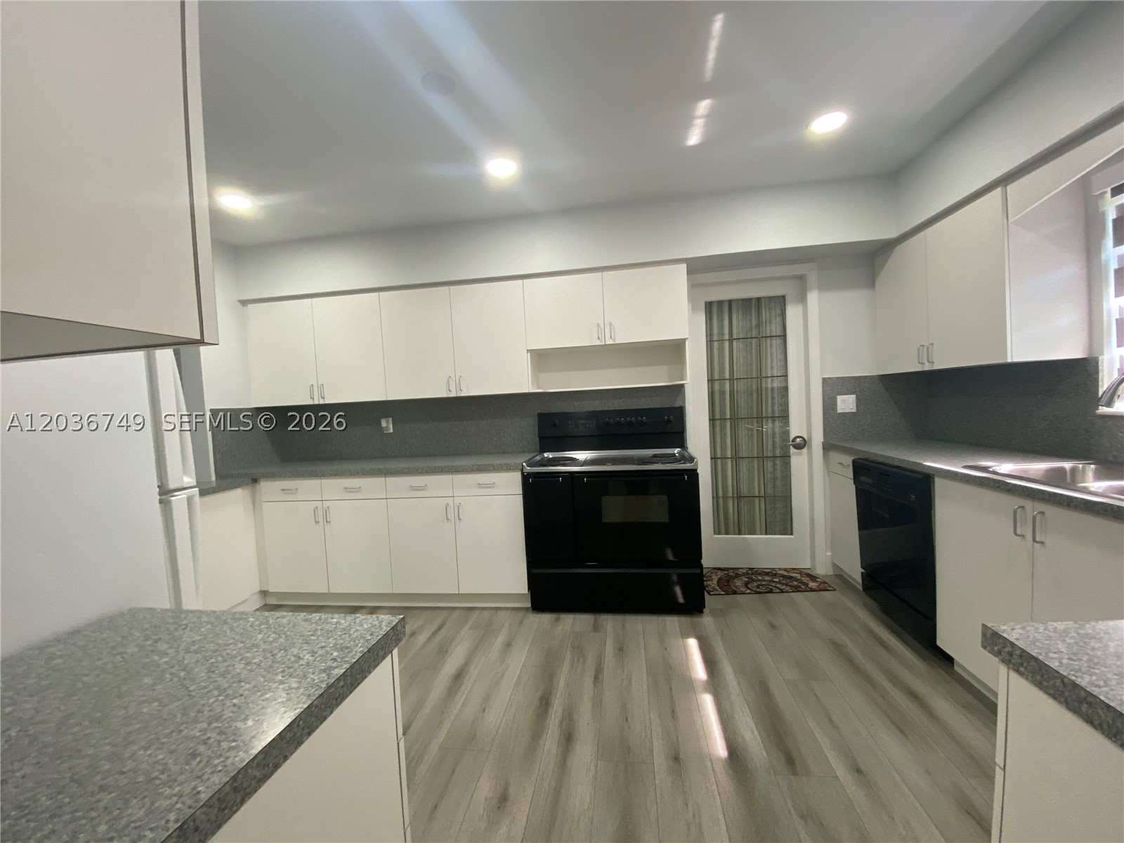 NORTH HOLLYWOOD - Residential Lease
