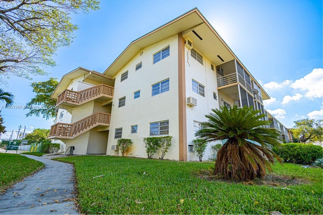 Furnished Large 1BD / 1BA in Mar-Len Gardens – 55+
Spacious larger-model 1 bedroom, 1 bathroom unit, fully furnished and featuring central A/C, generous closet space, and a large screened balcony. Located in the gated Mar-Len Gardens community, just 3 miles from the beach.
Maintenance includes property taxes and land lease. Cash only.
HOPA verified 55+ community with resort-style amenities: 2 pools, clubhouse, gym, rooftop sundeck, billiards room, shuffleboard and active social lifestyle.
Rental policy: No rentals first year. Thereafter, rental allowed once per year for up to 90 days.
Perfect for seasonal living or a peaceful primary residence.