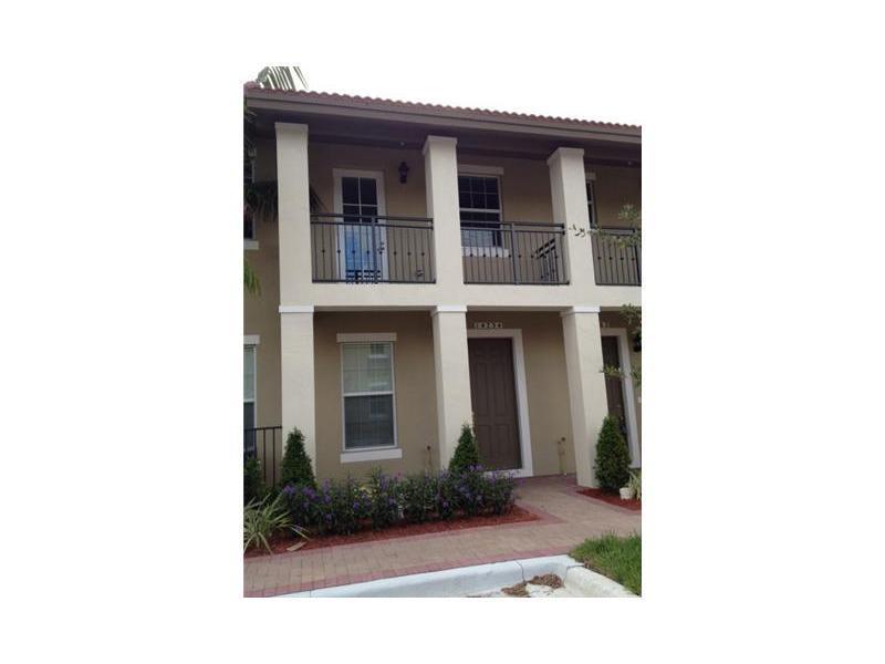 SPECTACULAR TOWNHOUSE,CERAMIC TILE THROUGHTOUT FIRST FLOOR, CARPET IN BEDROOMS,KITCHEN HAS WOOD CABINETS,STAINLESS STEEL APPLIANCES AND GRANITE COUNTERTOP. DOUBLE CAR GARAGE BLINDS HIGH IMPACT WINDOWS AND HIGH EFFICIENY CENTRAL AIR. CLUBHOUSE WITH POOL AN D GYM,CENTRALLY LOCATED NEXT TO EXPRESSWAY.