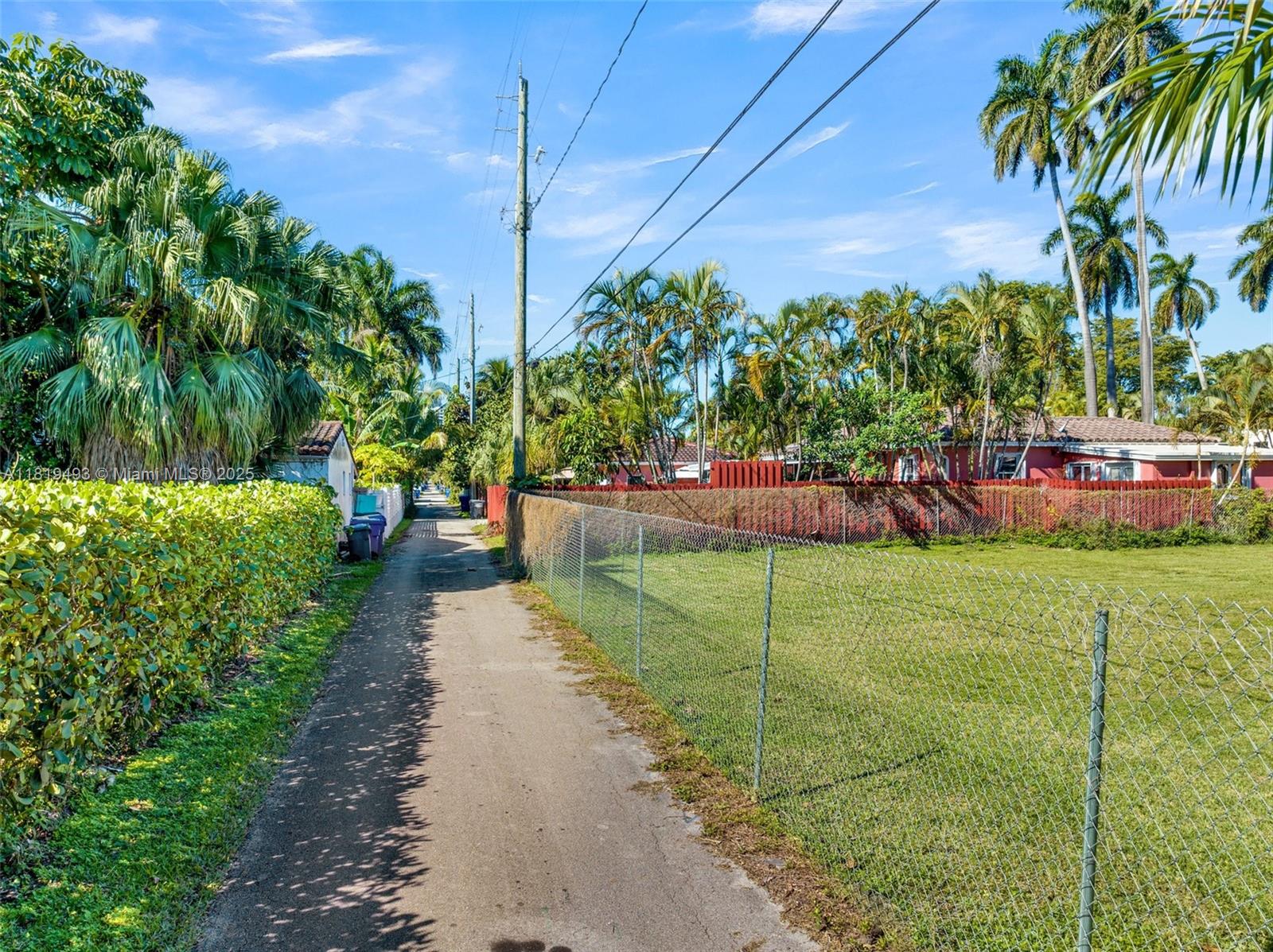 HOLLYWOOD LAKES SECTION - Land