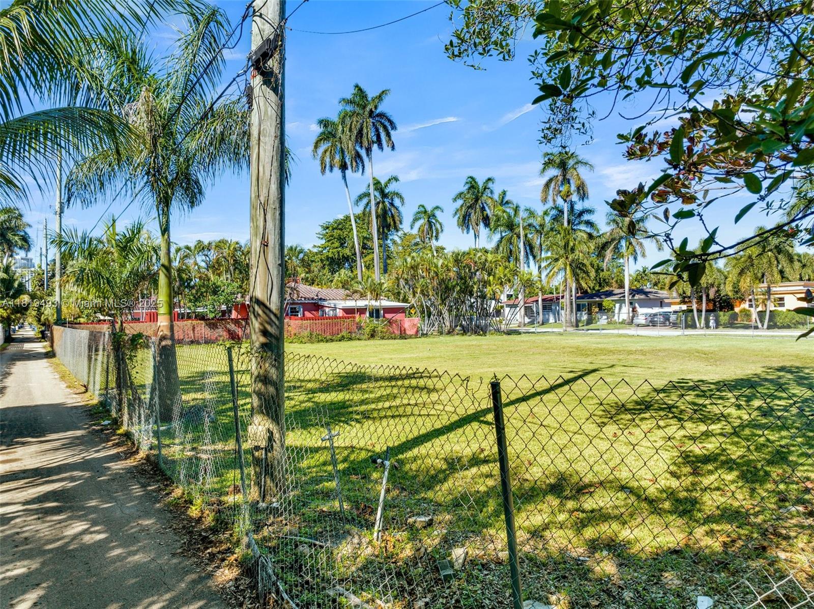 HOLLYWOOD LAKES SECTION - Land