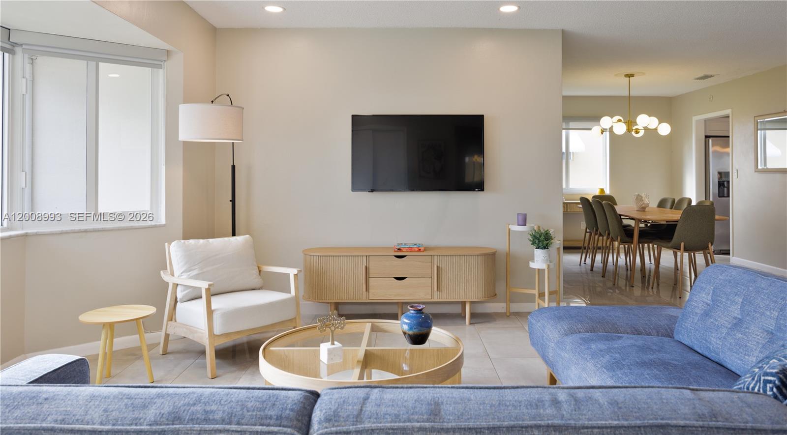 HOLLYWOOD HILLS - Residential