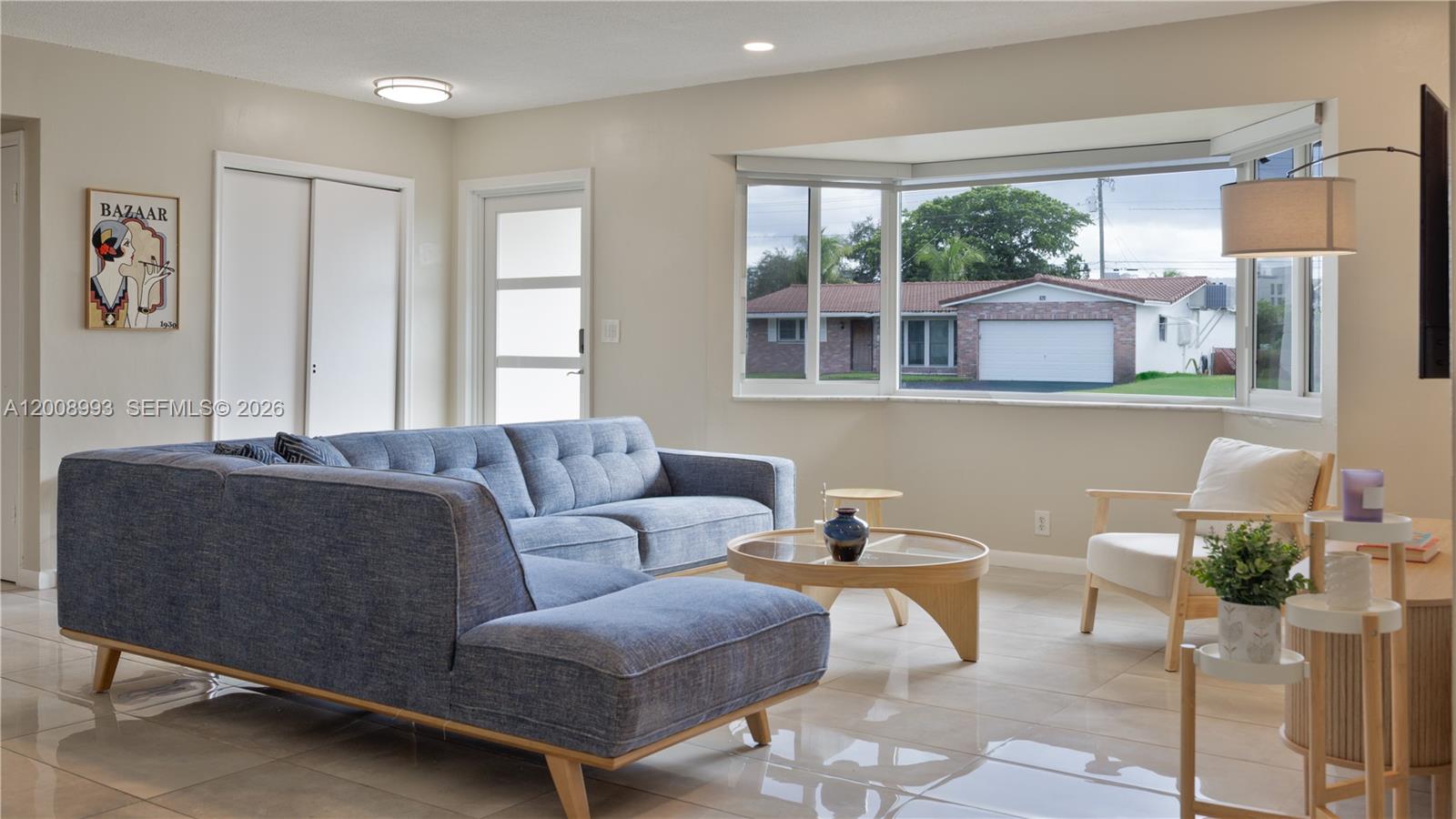 HOLLYWOOD HILLS - Residential
