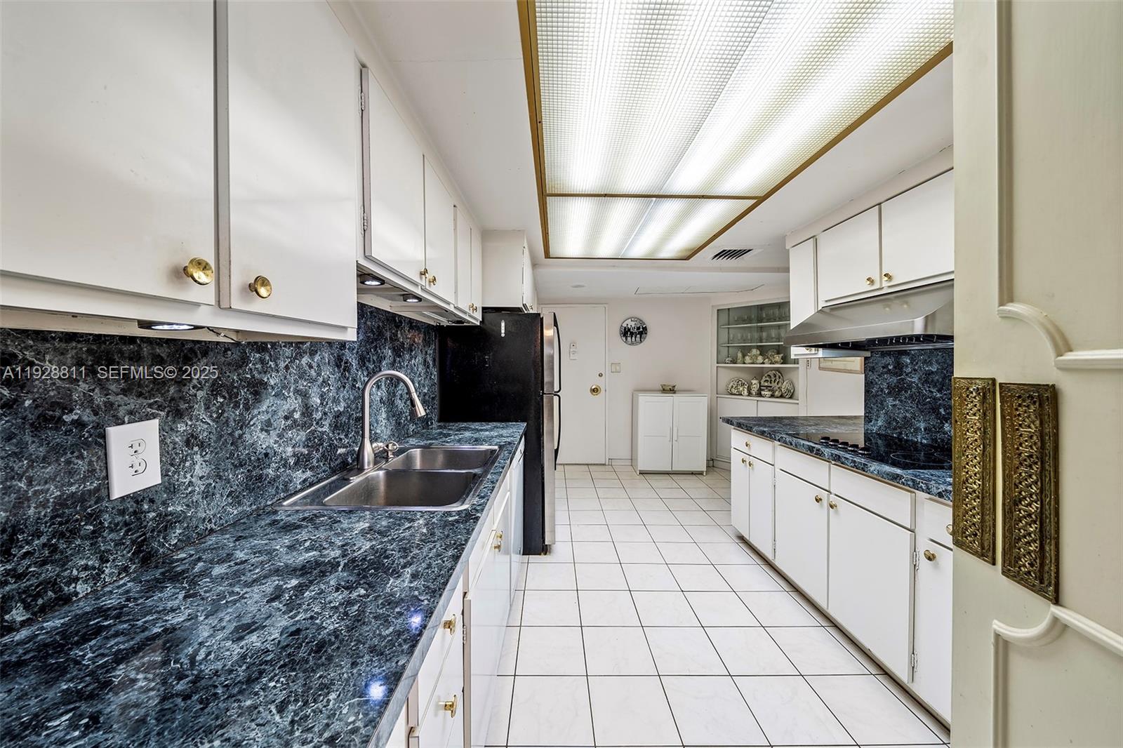 IMPERIAL HOUSE CONDO - Residential