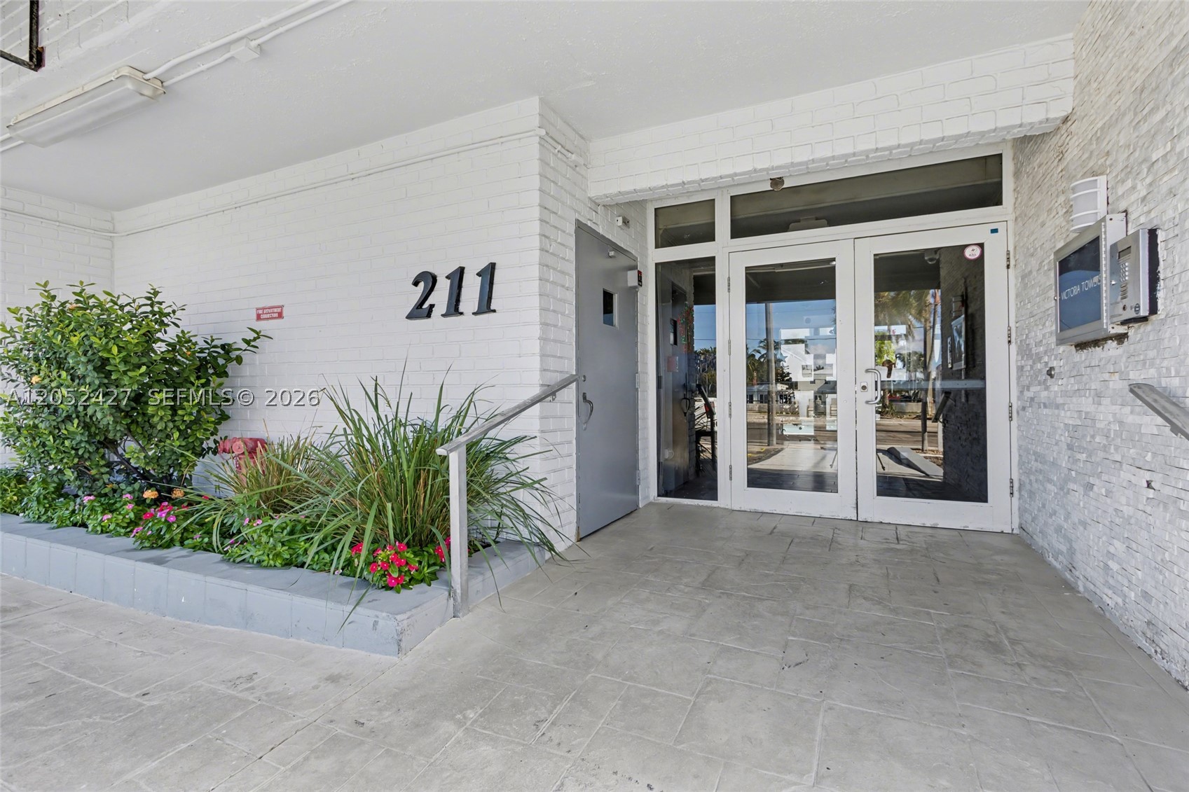 Beautiful 2BR/2BA condo on Hollywood Beach with stunning Intracoastal views and breathtaking sunsets. This
spacious, move-in-ready home features an upgraded kitchen and bathrooms, ample closets, impact windows and
doors, and the option to purchase fully furnished. Enjoy a sunny pool area with BBQ, laundry on the same floor
(included in maintenance), and small-pet approval. The building has passed its 50-year inspection, offers a new
roof, and updated hallways with tile floors and fresh paint. Just steps from the Hollywood Beach Boardwalk with
oceanfront dining, shops, and entertainment. Ideally located between Miami and Fort Lauderdale with easy access
to airports, fine dining, shopping, and nightlife. Perfect as a vacation home or full-time retreat.