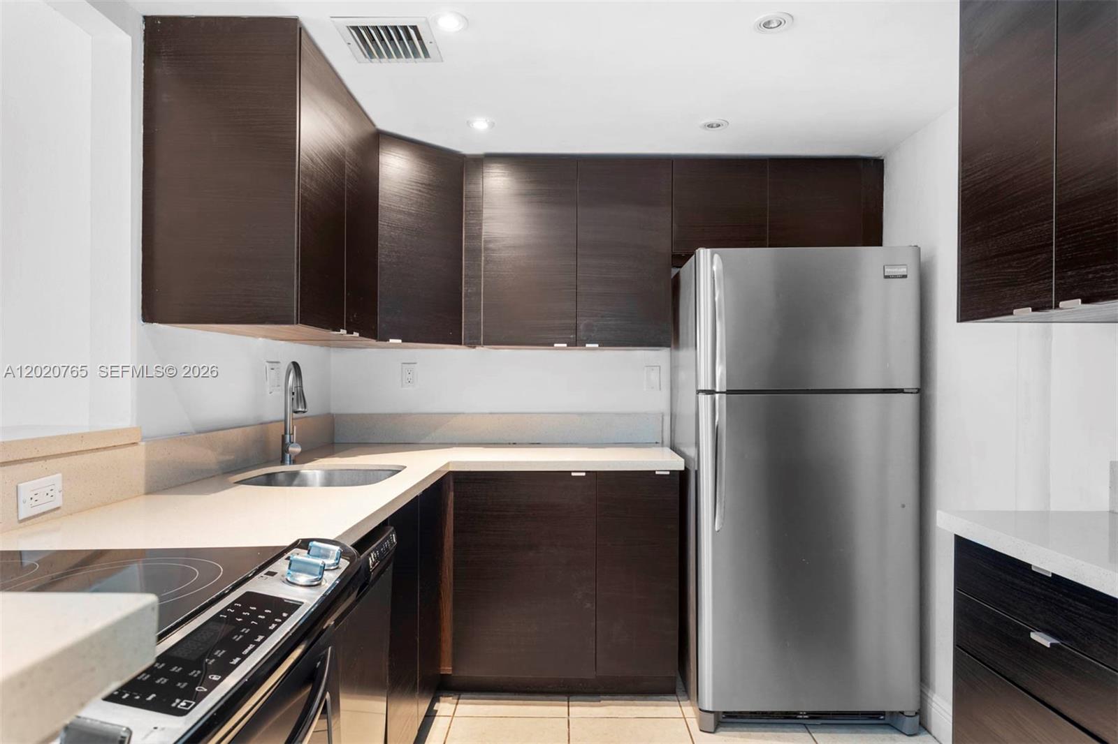 BAYVIEW PALMS CONDO - Residential Lease