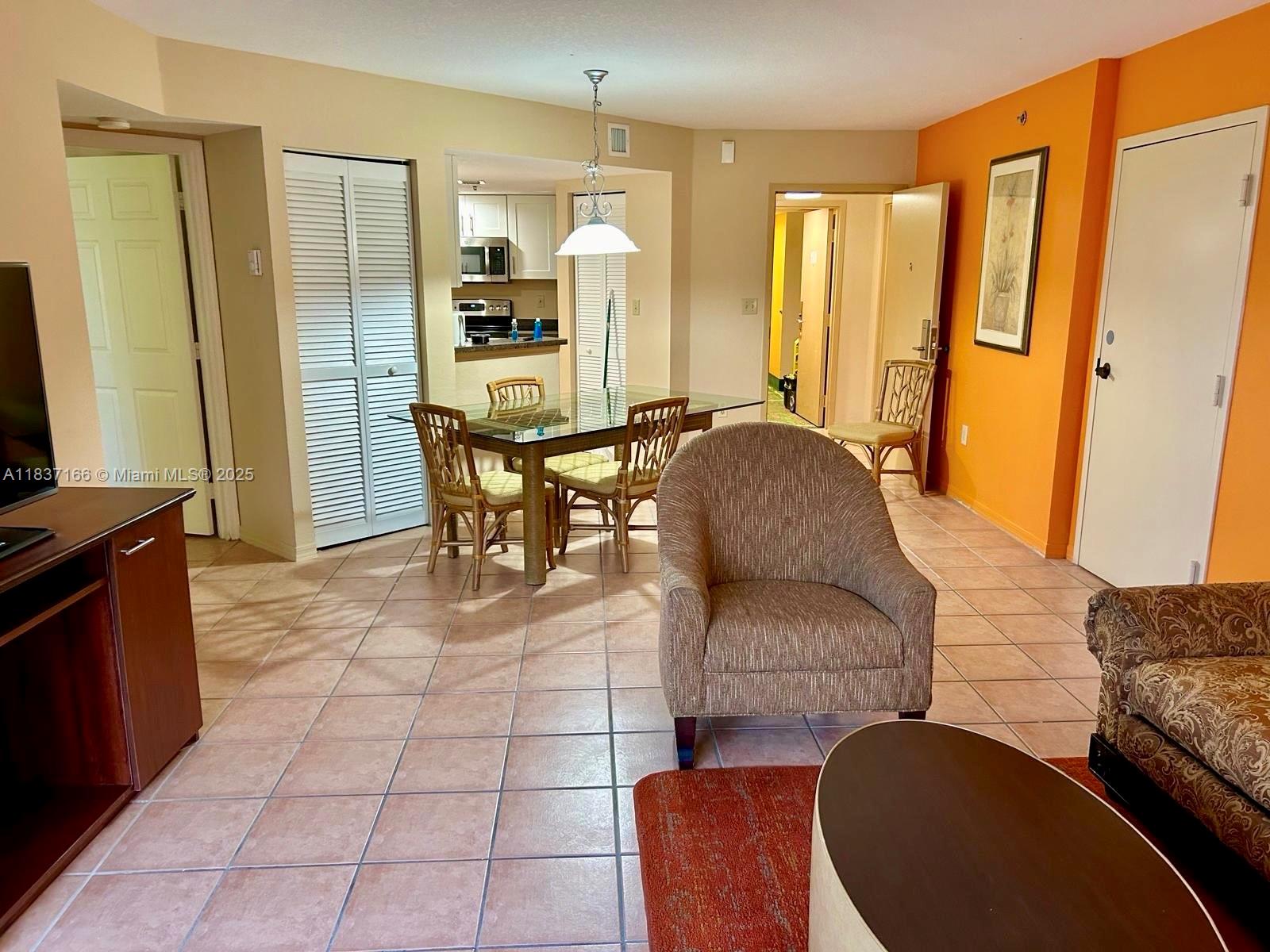 Very bright one-bedroom and one-bathroom apartments in Weston, fully furnished, with water, electricity, basic cable, and internet included. Don't miss this opportunity to live in a desirable area. Laundry in every floor and outside pool.
Only first month and one deposit, tenant insurance needed.