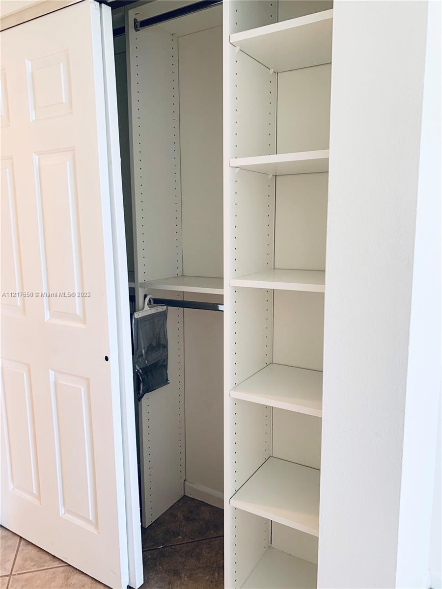 RUNAWAY BAY CONDO - Residential Lease