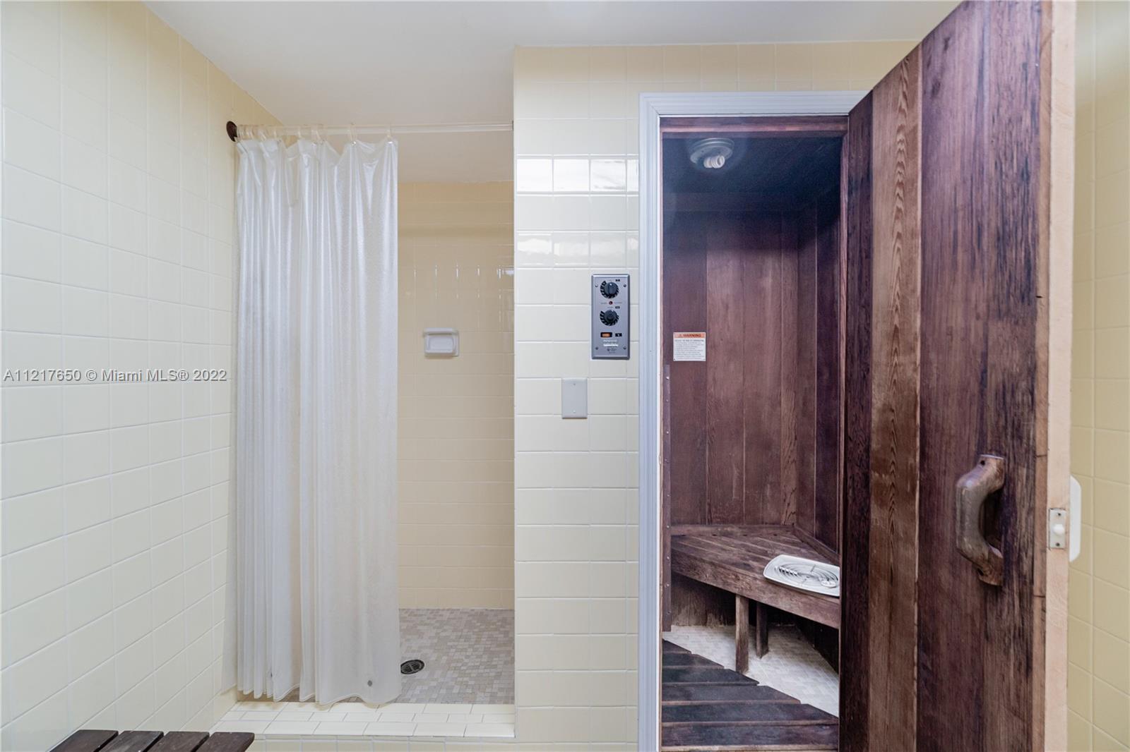 RUNAWAY BAY CONDO - Residential Lease