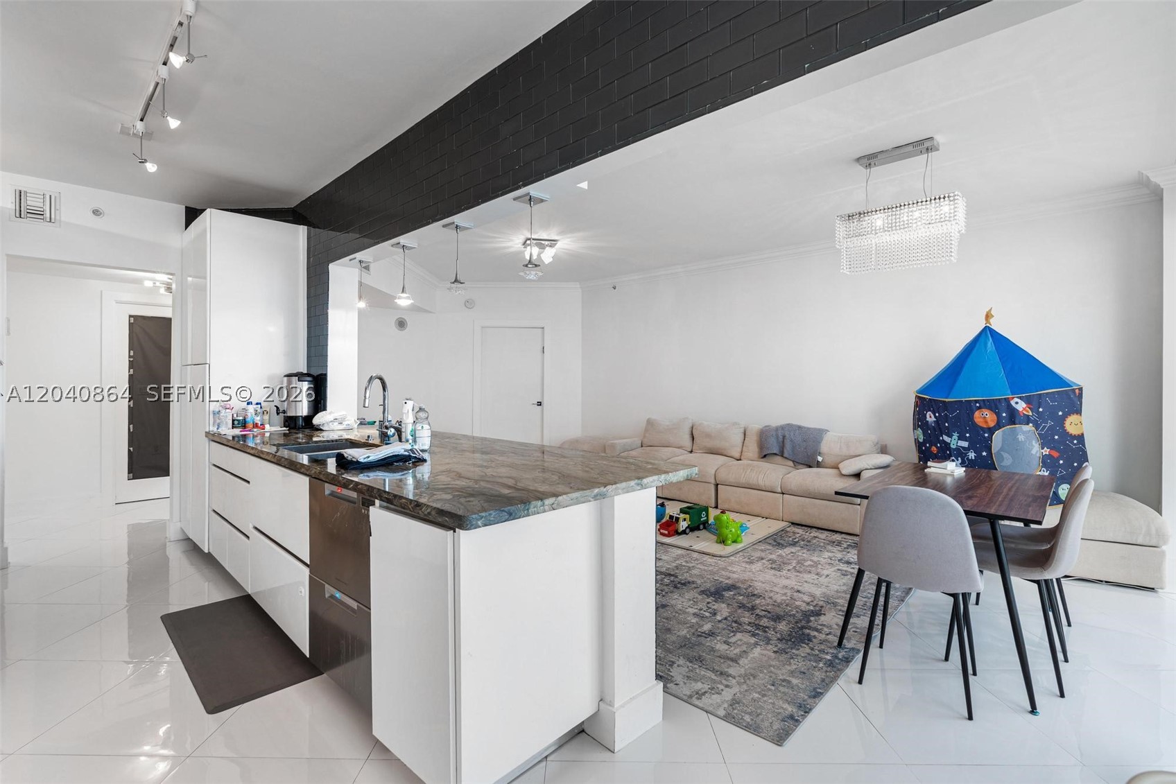 SOLIMAR CONDO - Residential