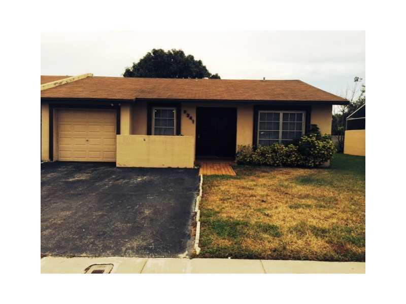 GREAT 2 BEDROOMS 2 BATHROOMS 1 CAR GARAGE VILLA IN MEADOWS OF MIRAMAR.  TILED FLOORS IN LIVING AREA AND LAMINATE FLOORS IN BEDROOMS.  ENCLOSED PATIO AND NICE BACKYARD.  READY TO MOVE IN