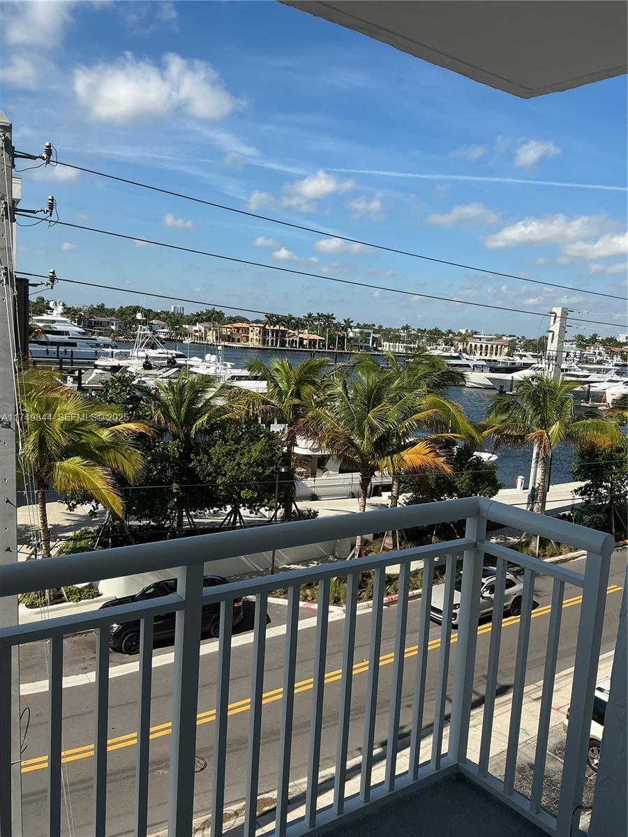 Prime location  2 blocks to the beach,restaurants, live entertainment, shopping, Las Olas Blvd, water taxi, and everything Fort Lauderdale has to offer. Unit has Intracoastal views and the new multimillion dollar marina . 3 blocks from the Marina village at Bahia Mar. Call agent today