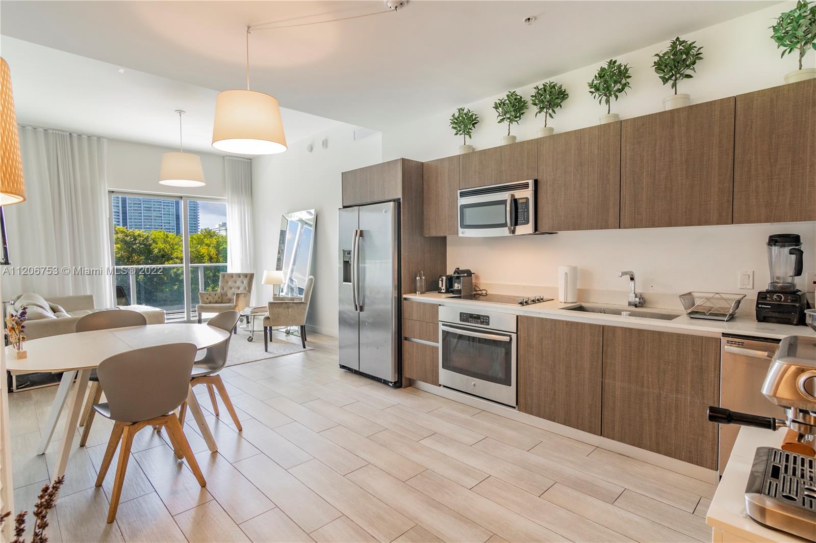 Stunning 2bd/2.5Ba+large den+storage in Brickell with extended balcony. Le Parc is a beautiful boutique building offering a diverse set of 1st class amenities such as gym, kids room, 2 pools, social rooms and BBQ area. Great accessbilities, and steps away from great schools, supermarket, pharmacies, restaurants, parls and all services.